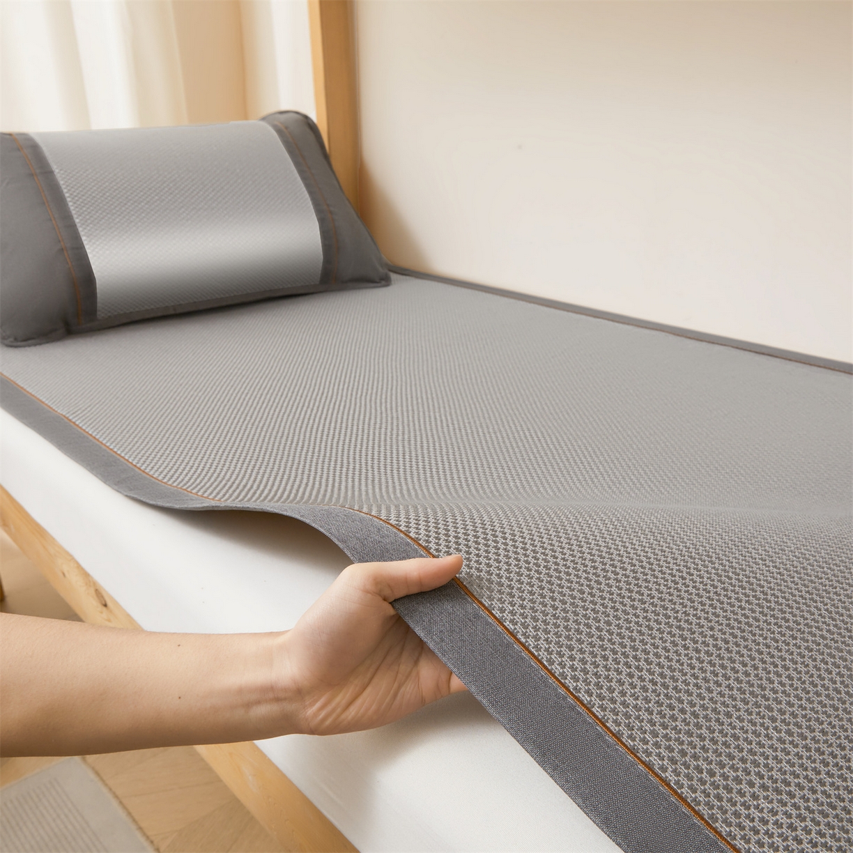 91家纺网 家纺一手货源 找家纺 绒艺席业 2026新款A类双面冰藤绣花款学生凉席-抑菌 抑菌灰