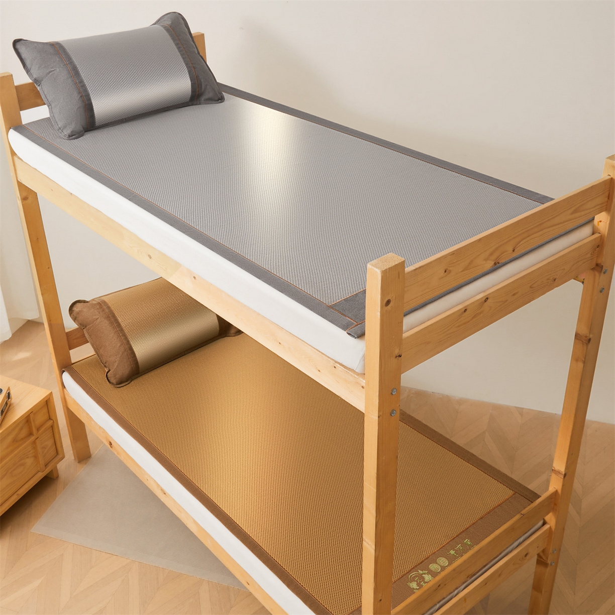 91家纺网 家纺一手货源 找家纺 绒艺席业 2026新款A类双面冰藤绣花款学生凉席-抑菌 抑菌灰