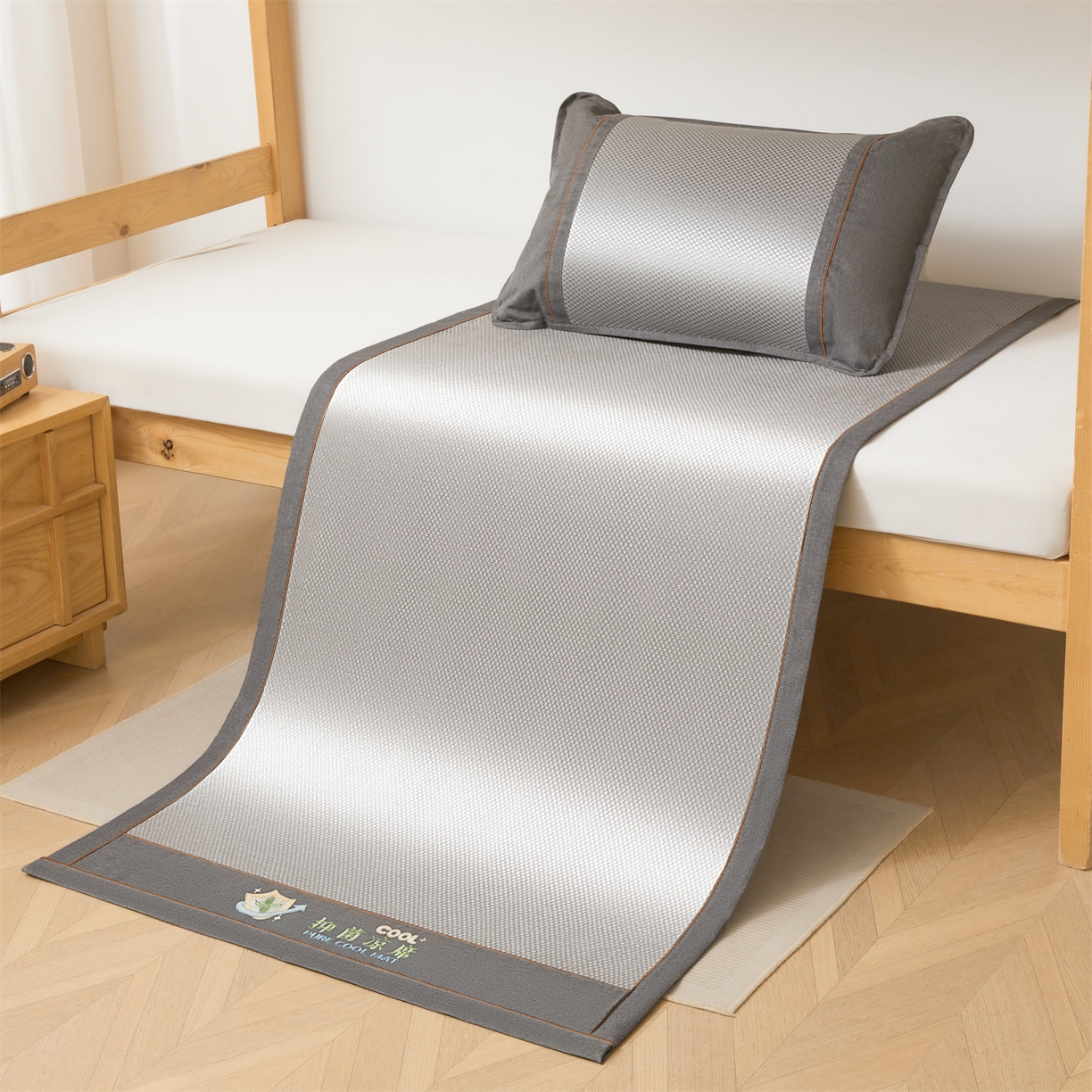 91家纺网 家纺一手货源 找家纺 绒艺席业 2026新款A类双面冰藤绣花款学生凉席-抑菌 抑菌灰