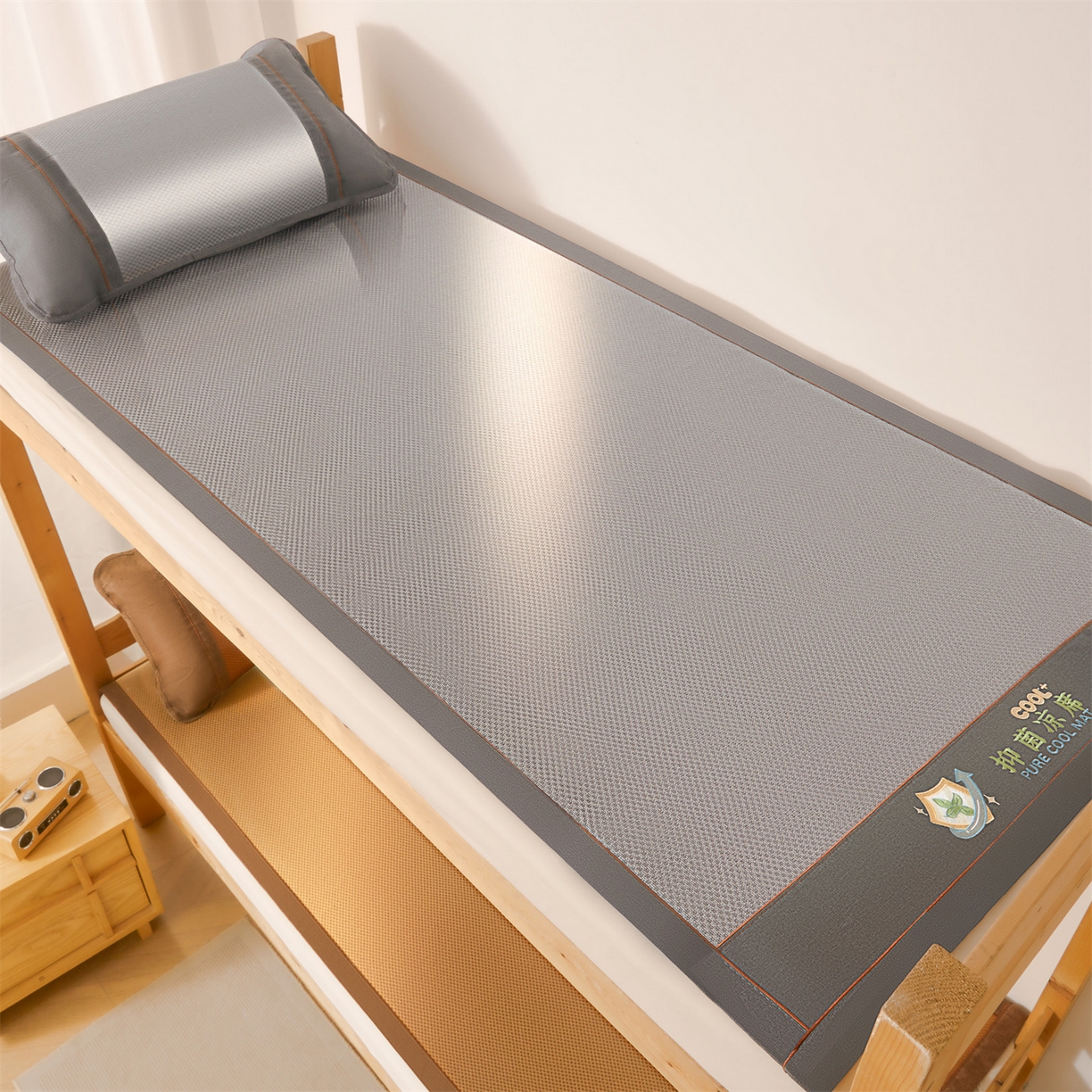 91家纺网 家纺一手货源 找家纺 绒艺席业 2026新款A类双面冰藤绣花款学生凉席-抑菌 抑菌灰