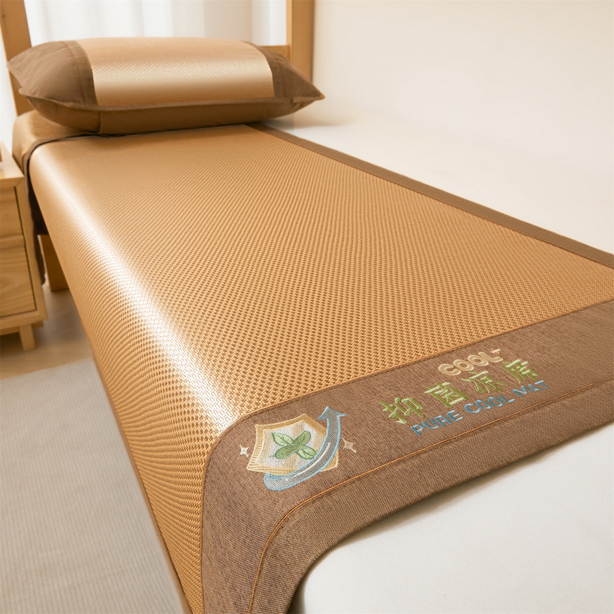 91家纺网 家纺一手货源 找家纺 绒艺席业 2026新款A类双面冰藤绣花款学生凉席-抑菌 抑菌咖