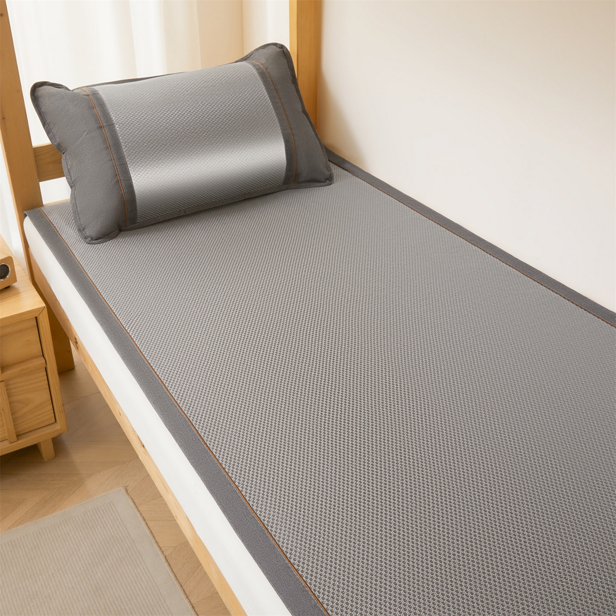 91家纺网 家纺一手货源 找家纺 绒艺席业 2026新款A类双面冰藤绣花款学生凉席-抑菌 抑菌灰