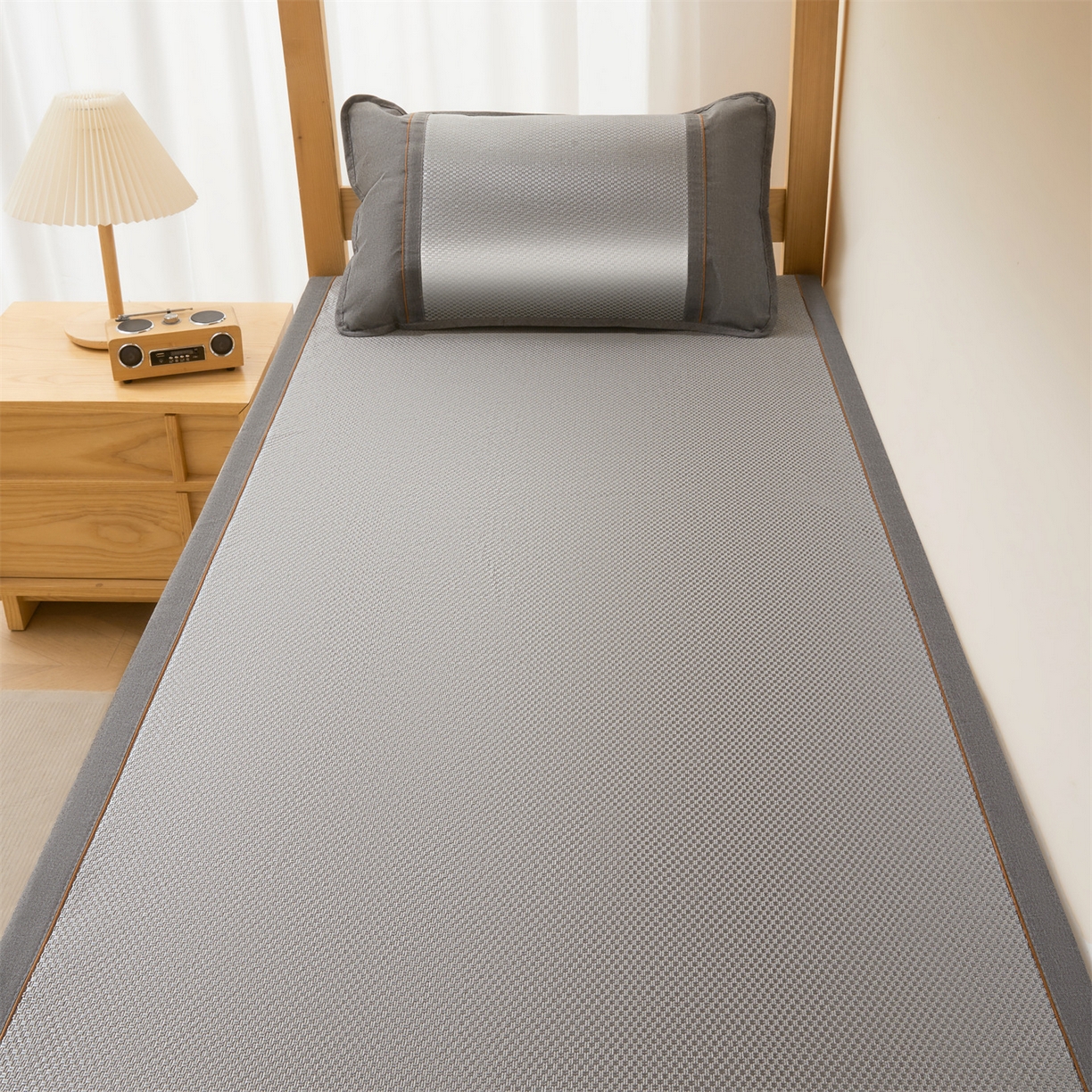 91家纺网 家纺一手货源 找家纺 绒艺席业 2026新款A类双面冰藤绣花款学生凉席-抑菌 抑菌灰