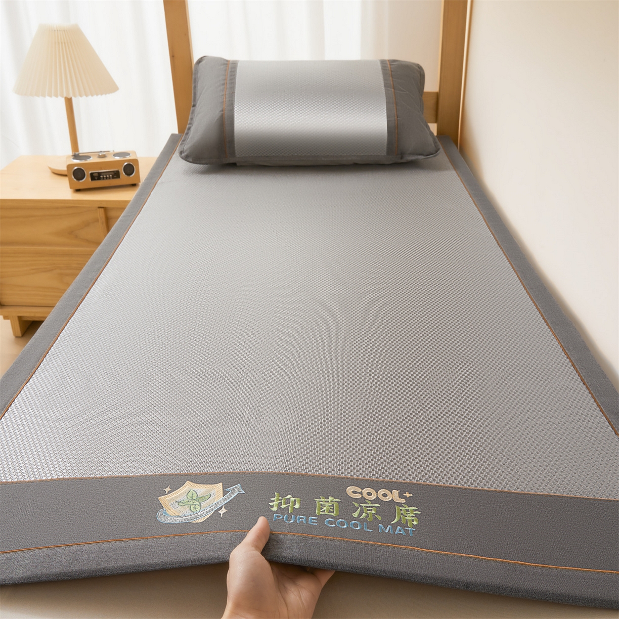 91家纺网 家纺一手货源 找家纺 绒艺席业 2026新款A类双面冰藤绣花款学生凉席-抑菌 抑菌灰