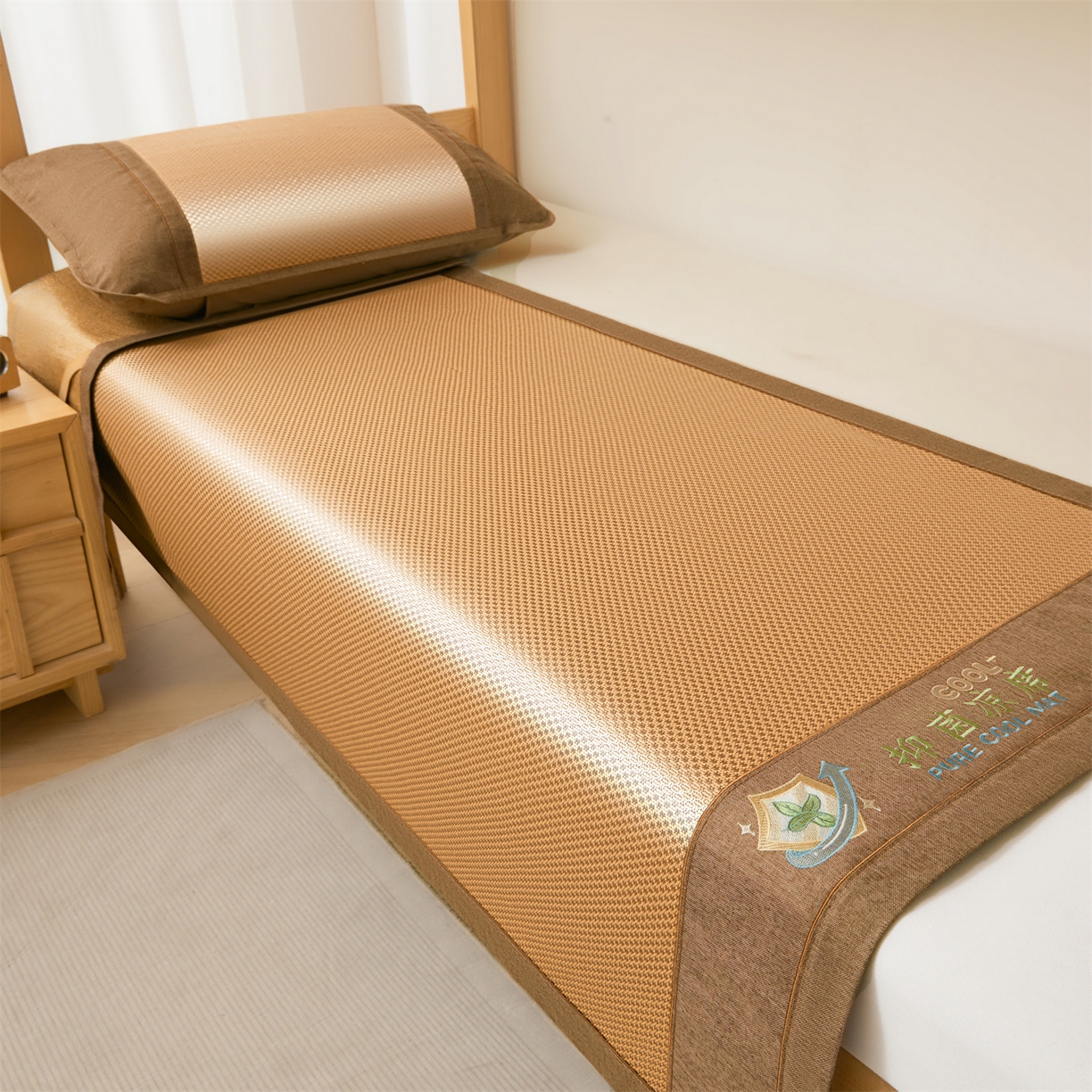 91家纺网 家纺一手货源 找家纺 绒艺席业 2026新款A类双面冰藤绣花款学生凉席-抑菌 抑菌咖
