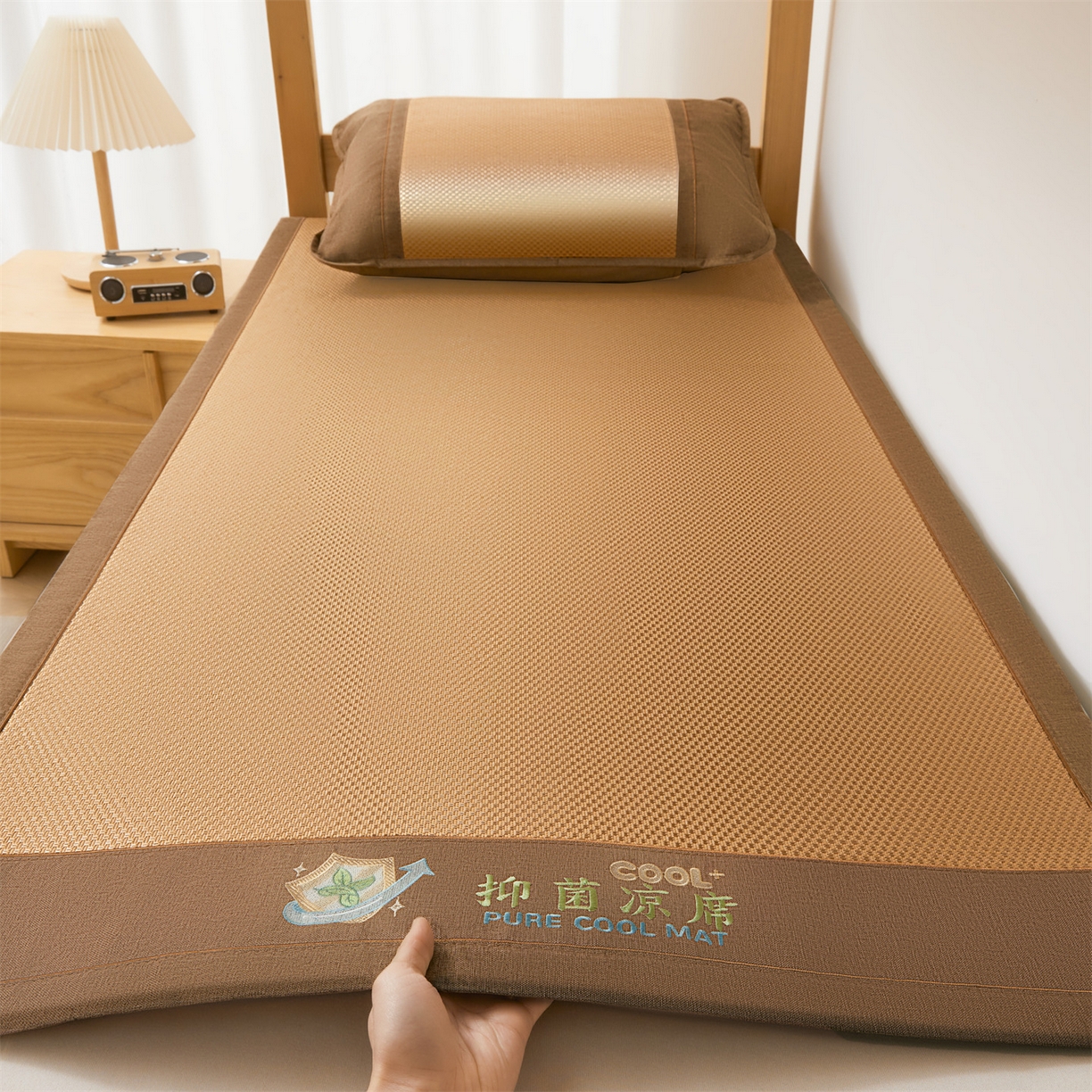 91家纺网 家纺一手货源 找家纺 绒艺席业 2026新款A类双面冰藤绣花款学生凉席-抑菌 抑菌咖