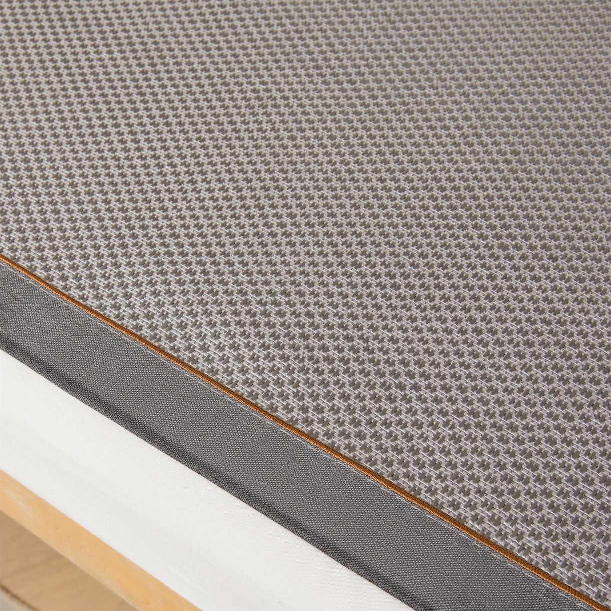 91家纺网 家纺一手货源 找家纺 绒艺席业 2026新款A类双面冰藤绣花款学生凉席-抑菌 抑菌灰