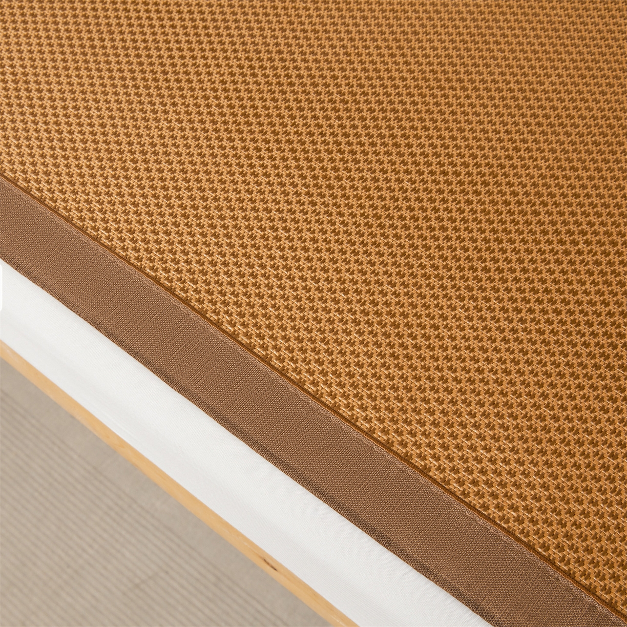 91家纺网 家纺一手货源 找家纺 绒艺席业 2026新款A类双面冰藤绣花款学生凉席-抑菌 抑菌咖