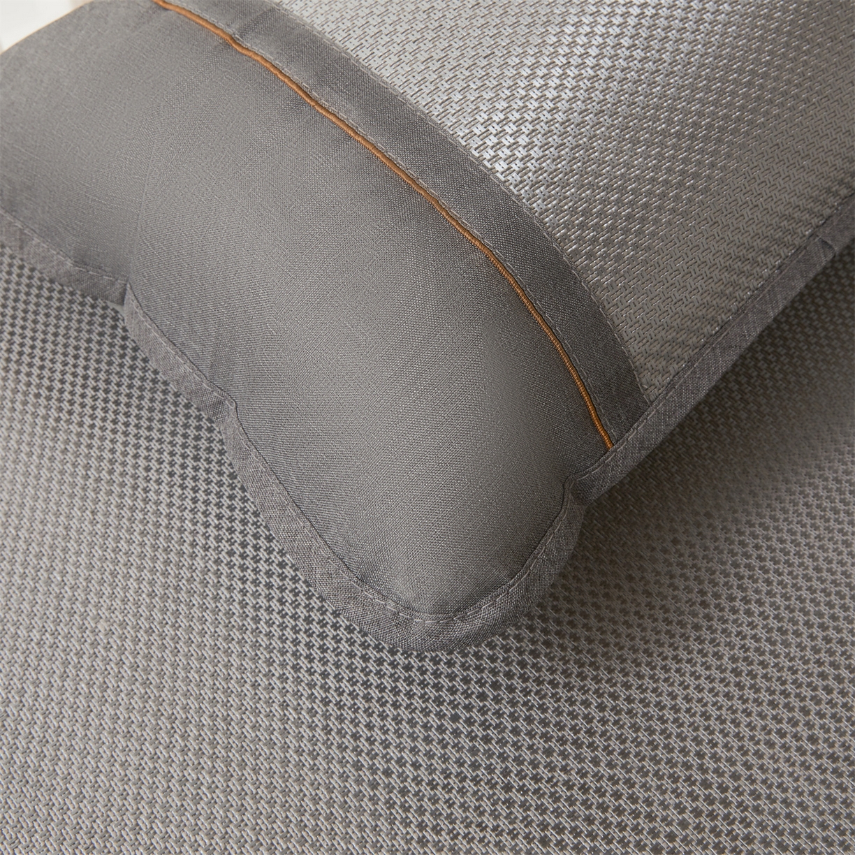 91家纺网 家纺一手货源 找家纺 绒艺席业 2026新款A类双面冰藤绣花款学生凉席-抑菌 抑菌灰