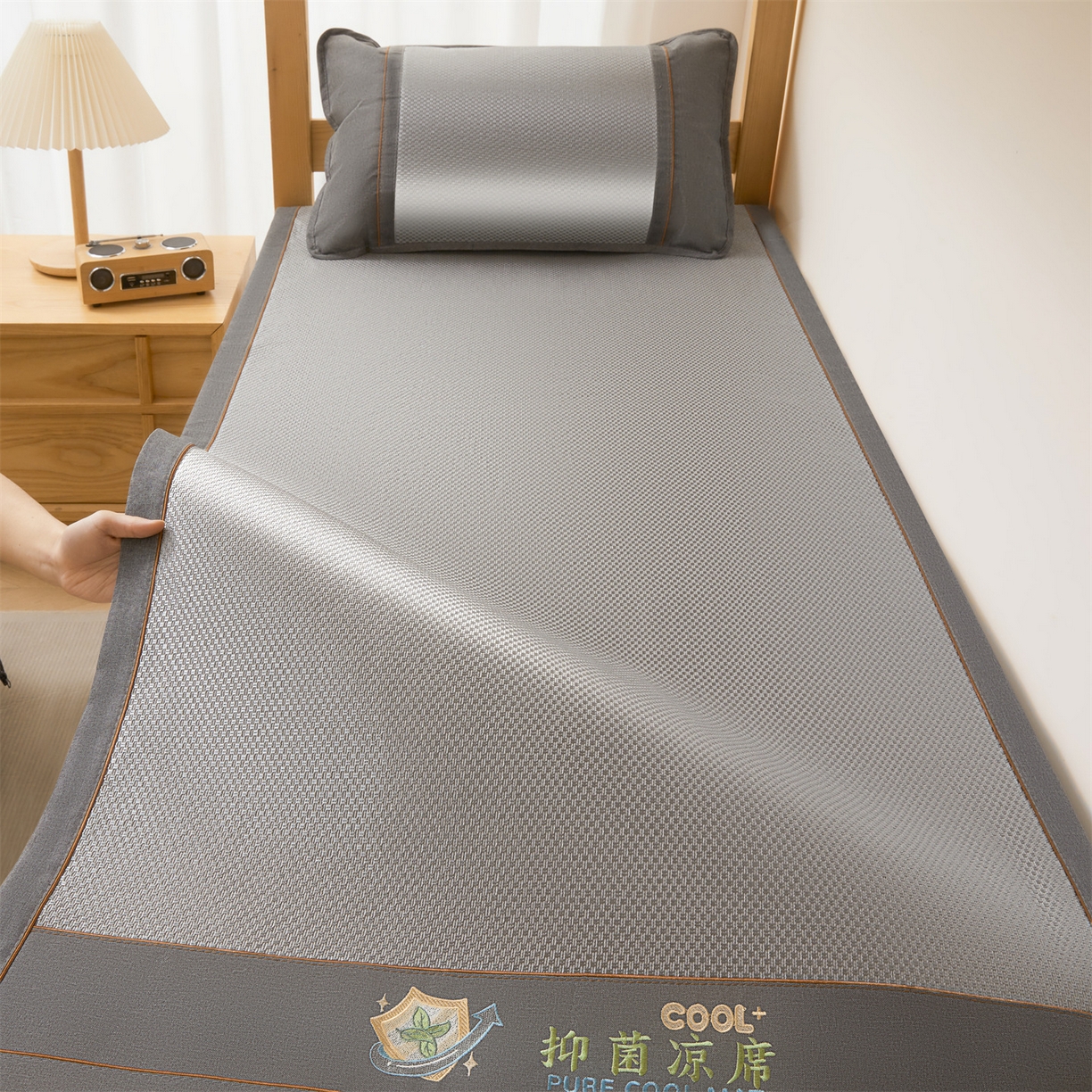 91家纺网 家纺一手货源 找家纺 绒艺席业 2026新款A类双面冰藤绣花款学生凉席-抑菌 抑菌灰