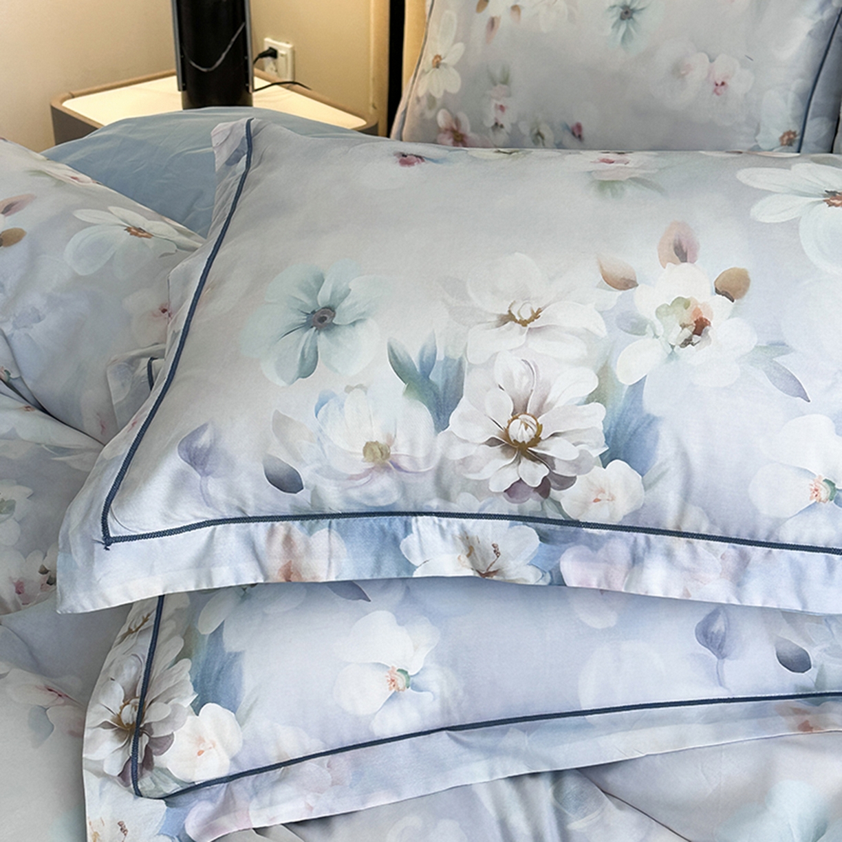 91家纺网 家纺一手货源 找家纺 眷恋家纺 2026新款全棉春夏铂金棉13376数码印花四件套 水中月-兰