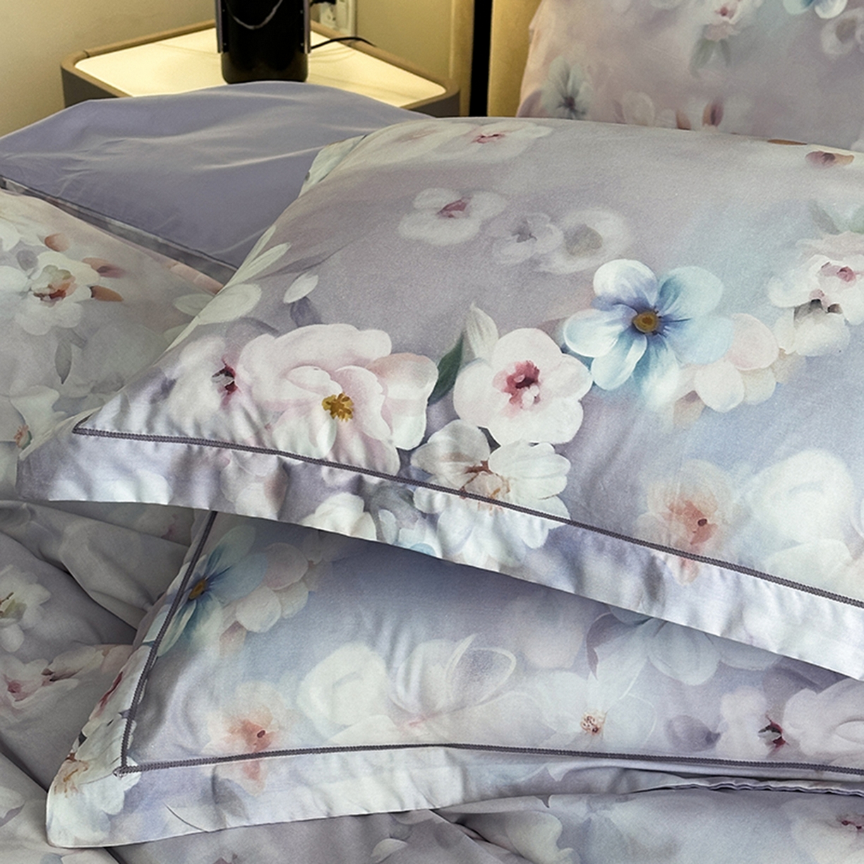 91家纺网 家纺一手货源 找家纺 眷恋家纺 2026新款全棉春夏铂金棉13376数码印花四件套 水中月-紫