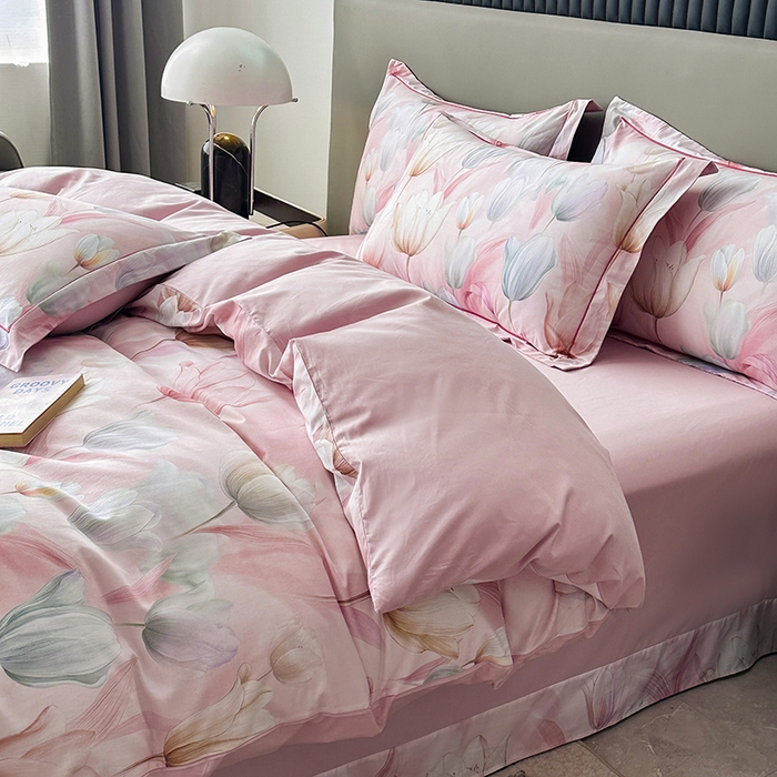 91家纺网 家纺一手货源 找家纺 眷恋家纺 2026新款全棉春夏铂金棉13376数码印花四件套 婉如初见-粉