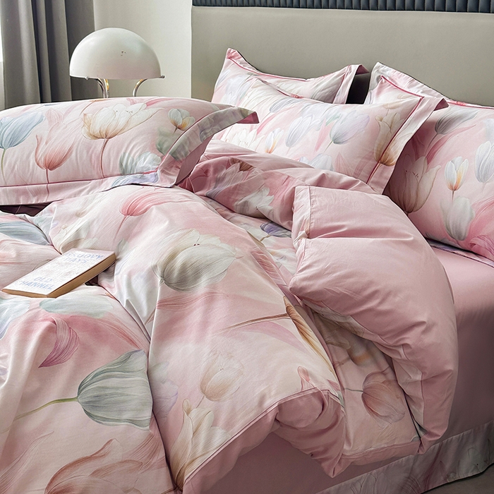 91家纺网 家纺一手货源 找家纺 眷恋家纺 2026新款全棉春夏铂金棉13376数码印花四件套 婉如初见-粉