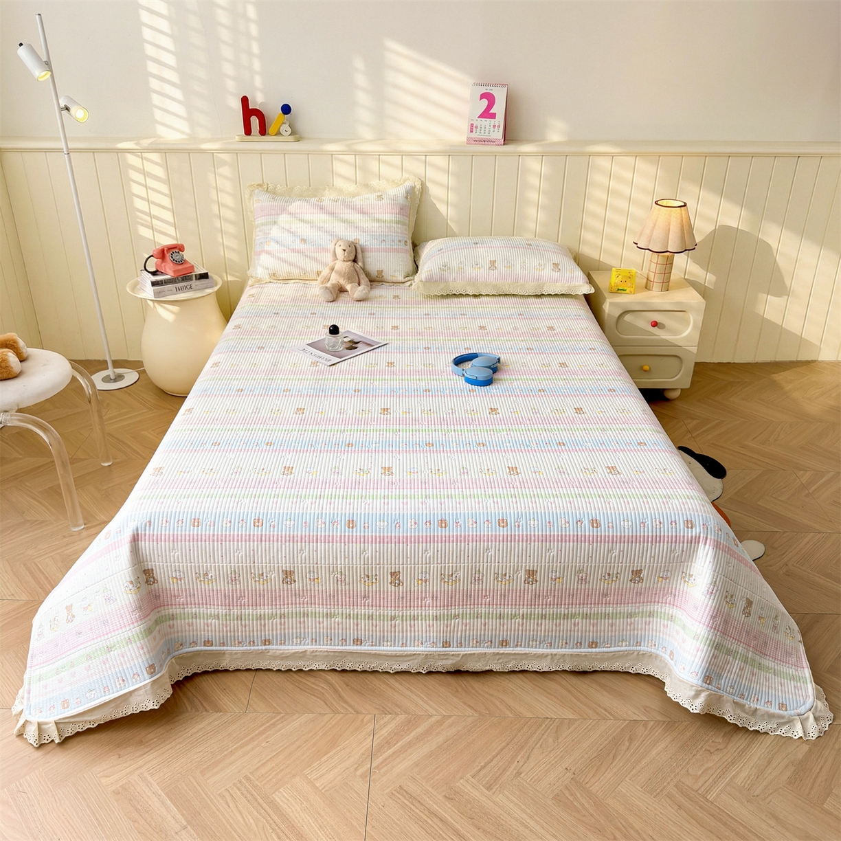 91家纺网 家纺一手货源 找家纺 雯豆家纺 2026春夏新款A类凉感花边床盖夏被夏凉被空调被四件套 熊趣小窝