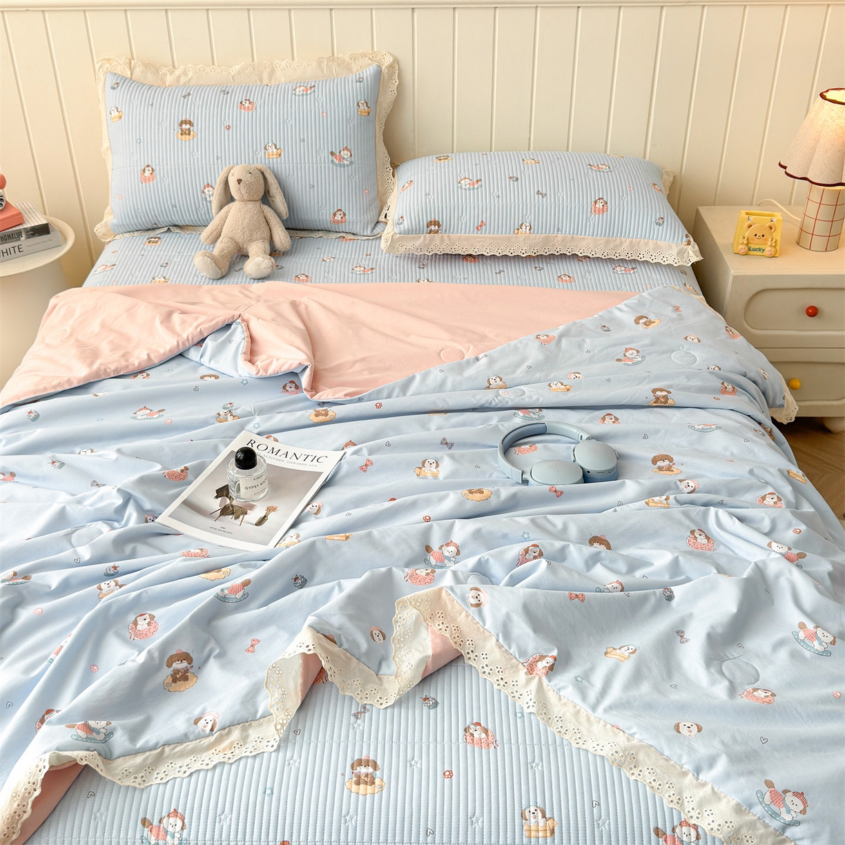 91家纺网 家纺一手货源 找家纺 雯豆家纺 2026春夏新款A类凉感花边床盖夏被夏凉被空调被四件套 修勾木马（蓝）