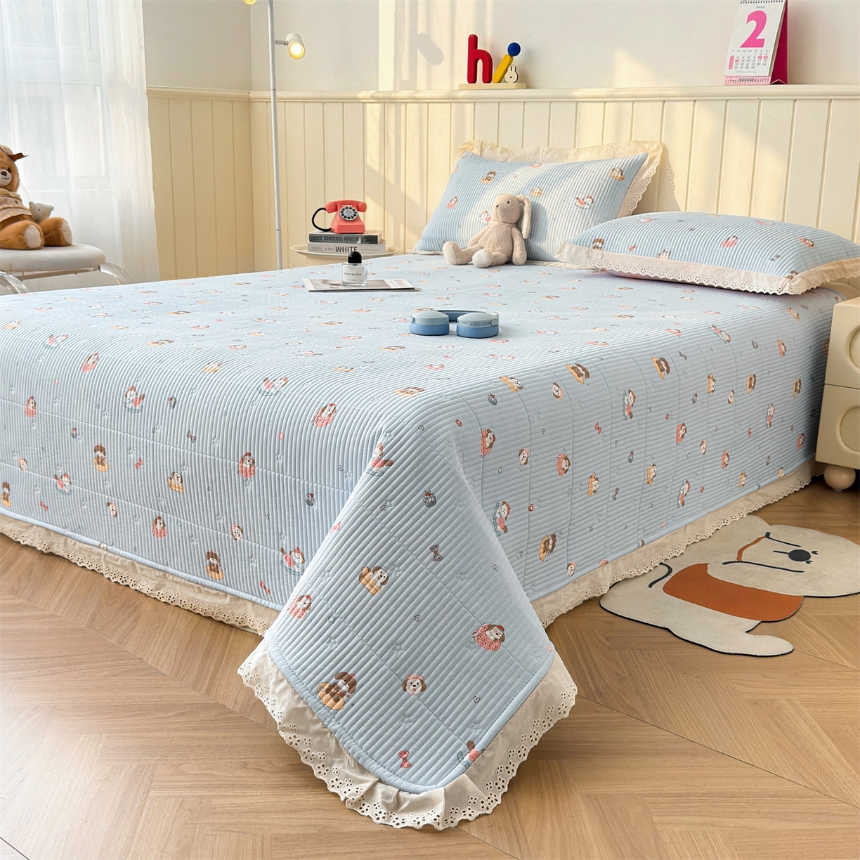 91家纺网 家纺一手货源 找家纺 雯豆家纺 2026春夏新款A类凉感花边床盖夏被夏凉被空调被四件套 修勾木马（蓝）