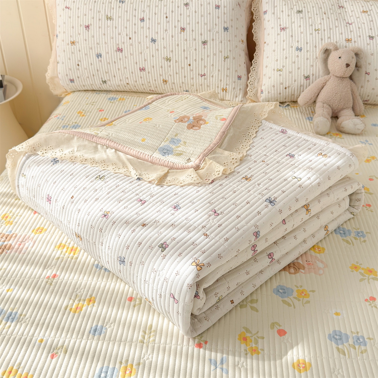 91家纺网 家纺一手货源 找家纺 雯豆家纺 2026春夏新款A类凉感花边床盖夏被夏凉被空调被四件套 多彩蝴蝶