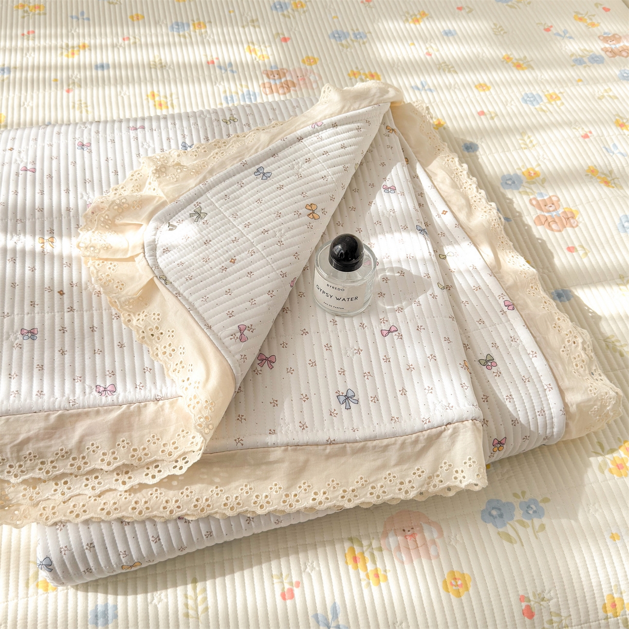 91家纺网 家纺一手货源 找家纺 雯豆家纺 2026春夏新款A类凉感花边床盖夏被夏凉被空调被四件套 多彩蝴蝶