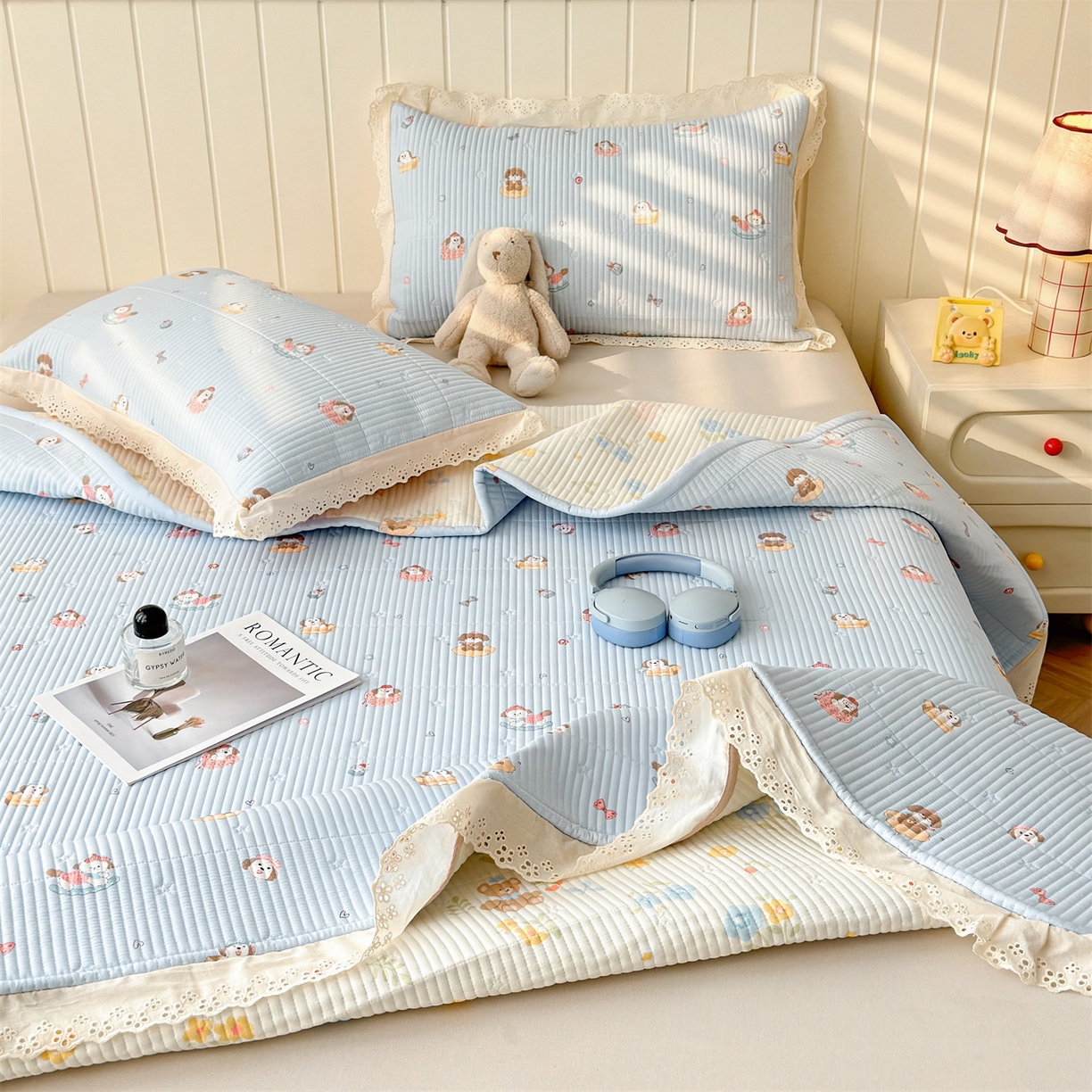 91家纺网 家纺一手货源 找家纺 雯豆家纺 2026春夏新款A类凉感花边床盖夏被夏凉被空调被四件套 修勾木马（蓝）