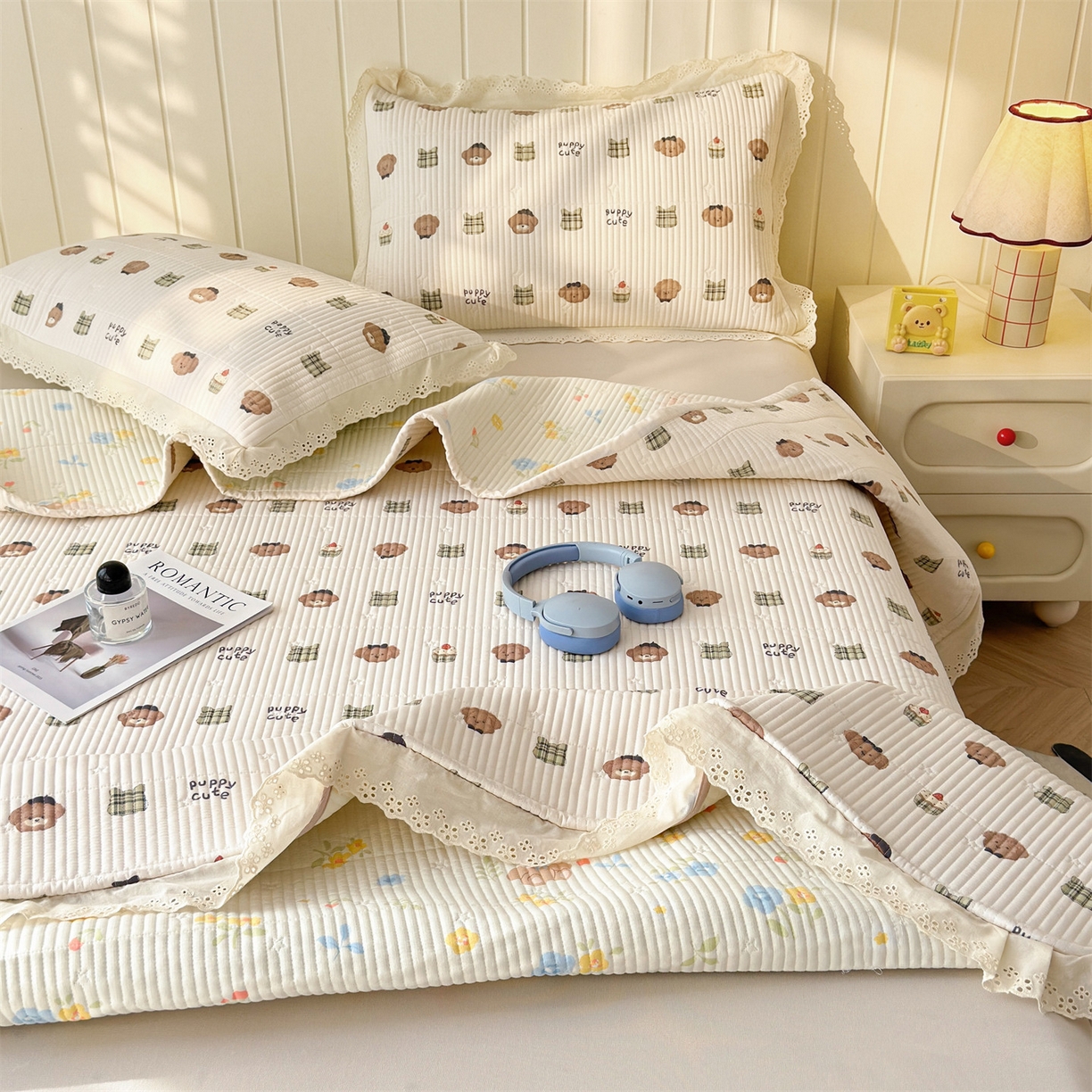 91家纺网 家纺一手货源 找家纺 雯豆家纺 2026春夏新款A类凉感花边床盖夏被夏凉被空调被四件套 蛋糕小熊