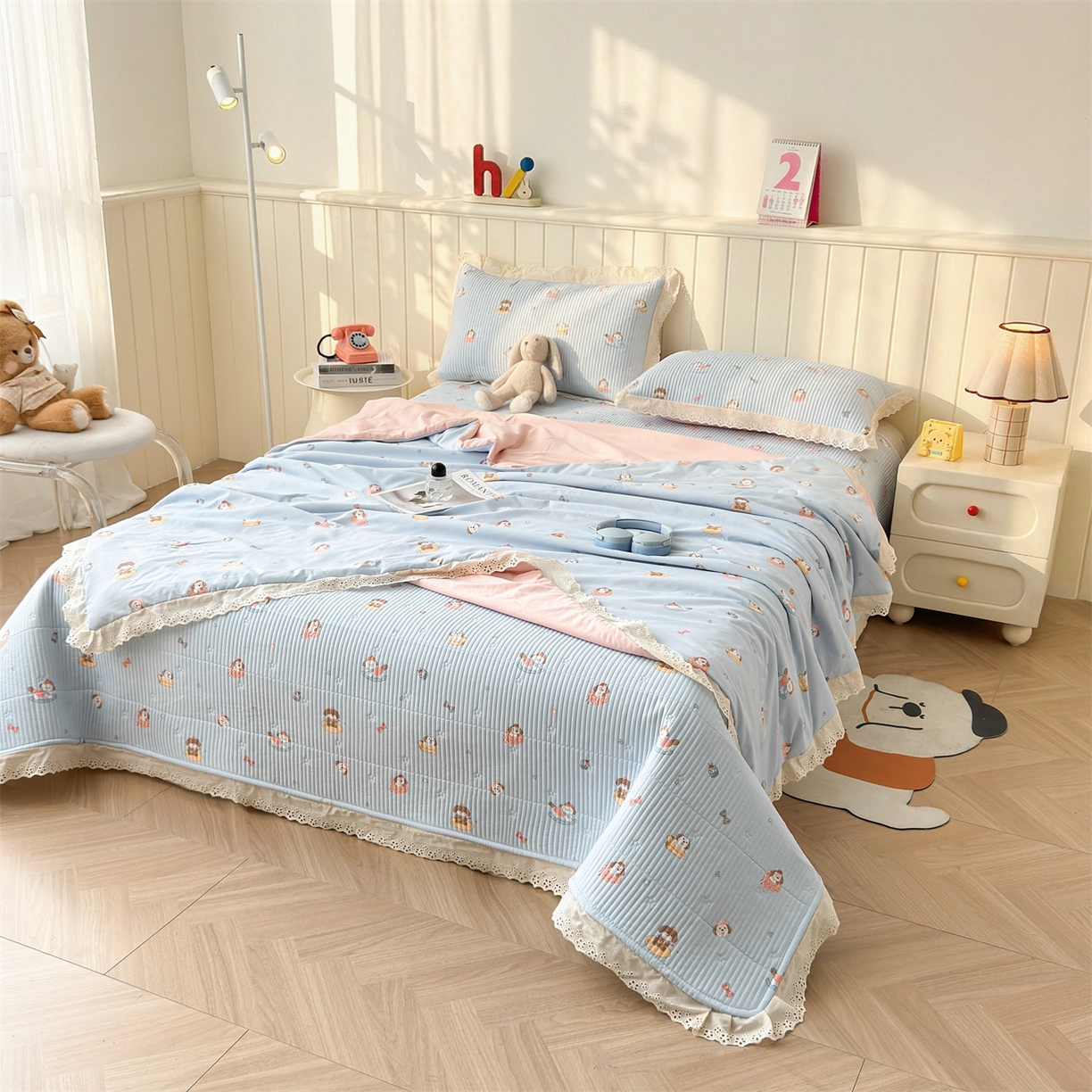 91家纺网 家纺一手货源 找家纺 雯豆家纺 2026春夏新款A类凉感花边床盖夏被夏凉被空调被四件套 修勾木马（蓝）