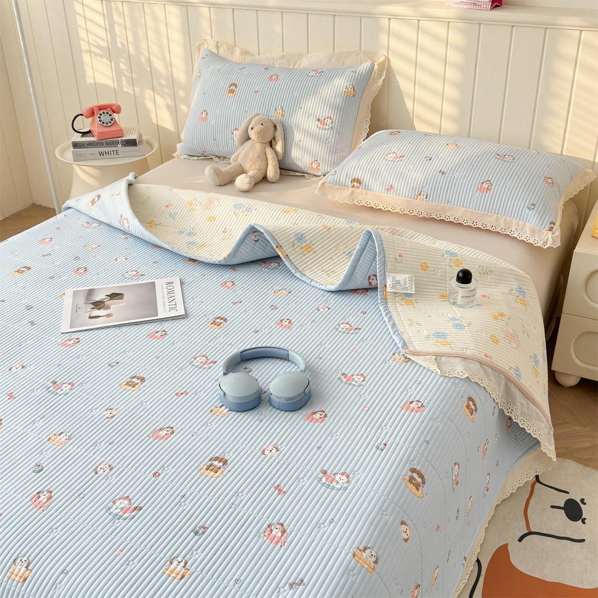 91家纺网 家纺一手货源 找家纺 雯豆家纺 2026春夏新款A类凉感花边床盖夏被夏凉被空调被四件套 修勾木马（蓝）