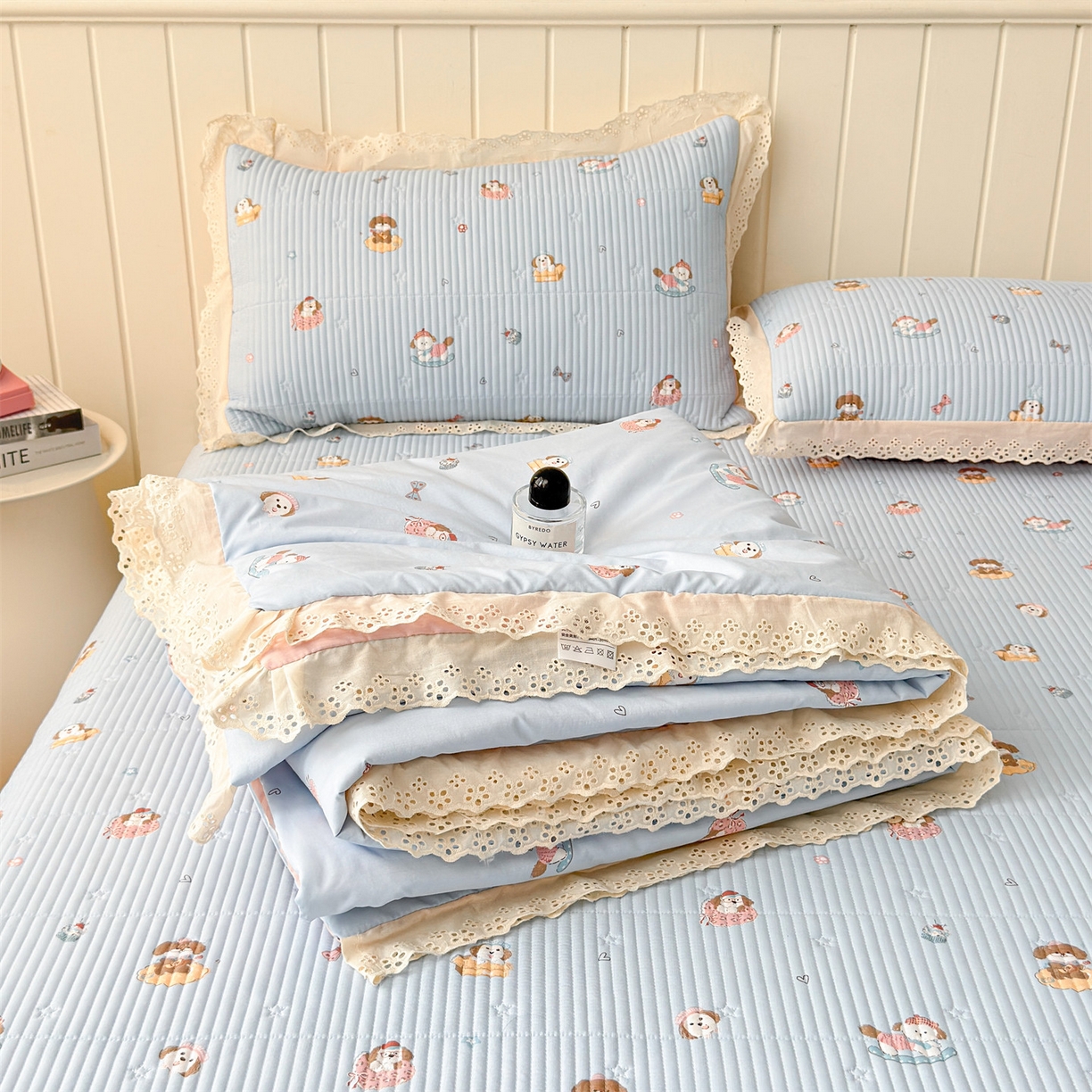 91家纺网 家纺一手货源 找家纺 雯豆家纺 2026春夏新款A类凉感花边床盖夏被夏凉被空调被四件套 修勾木马（蓝）