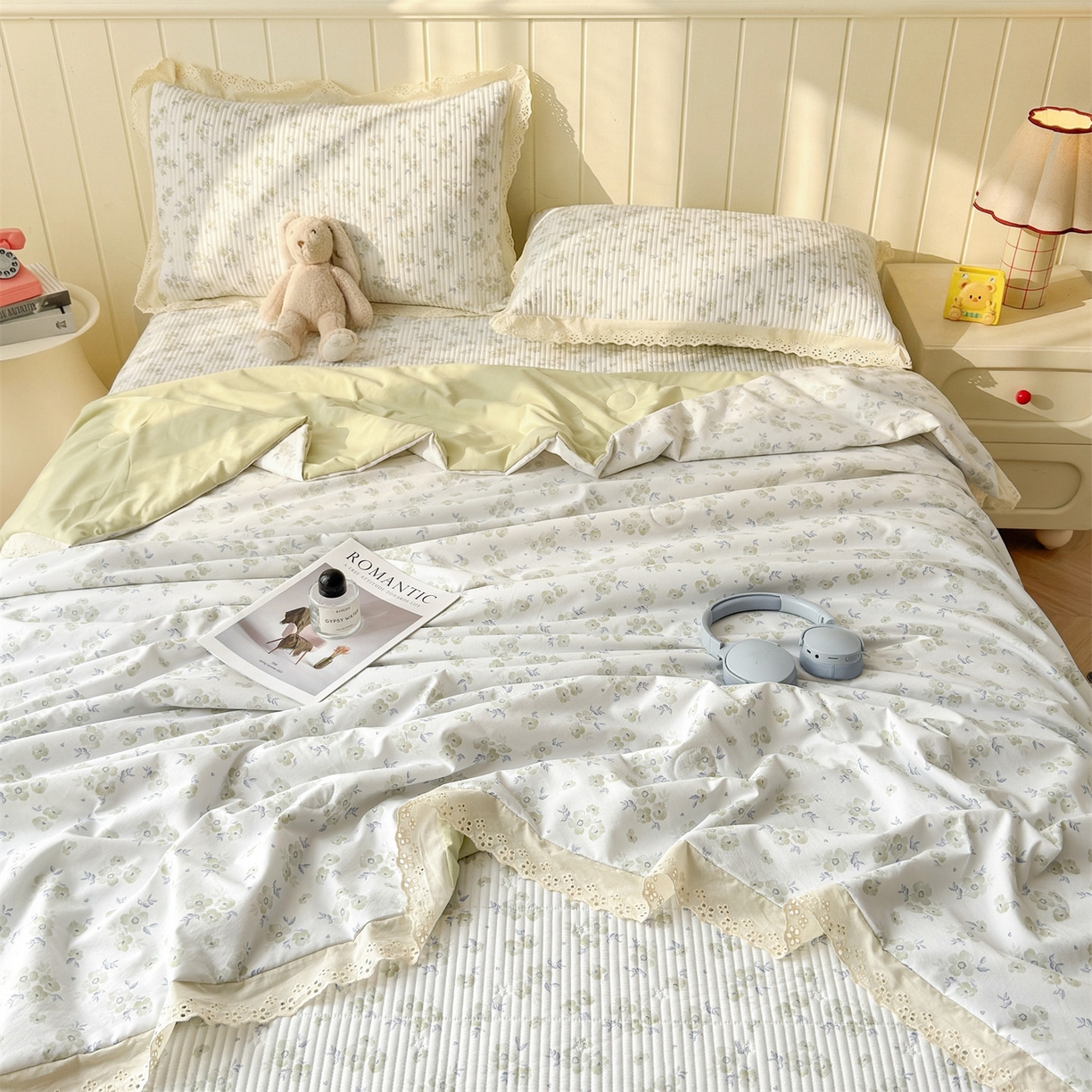 91家纺网 家纺一手货源 找家纺 雯豆家纺 2026春夏新款A类凉感花边床盖夏被夏凉被空调被四件套 雾杏枝影