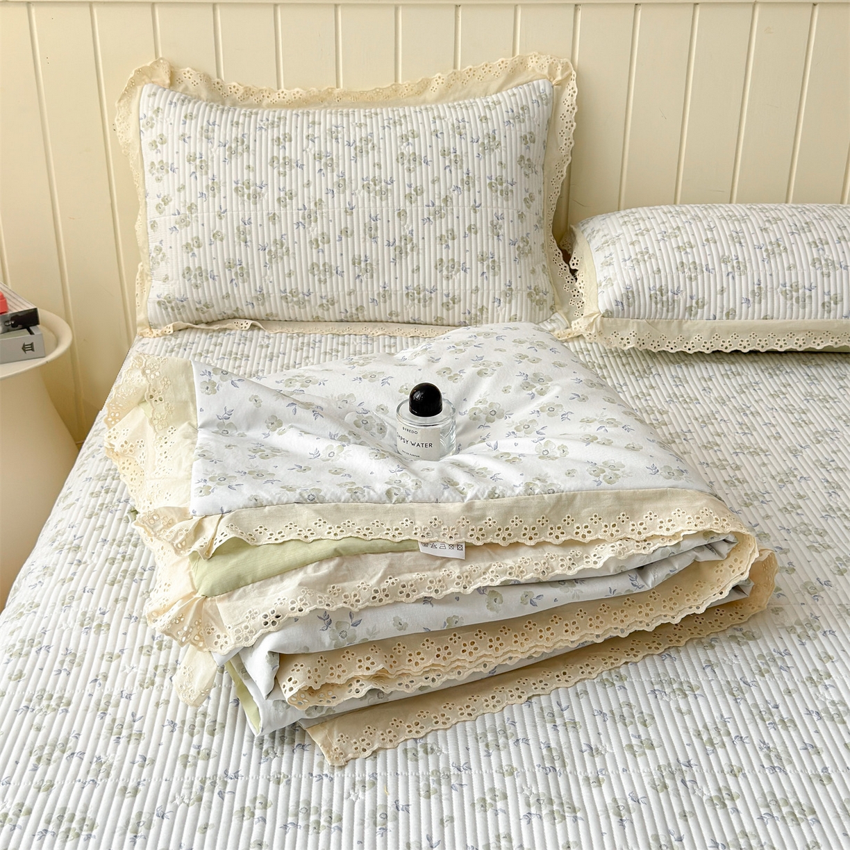 91家纺网 家纺一手货源 找家纺 雯豆家纺 2026春夏新款A类凉感花边床盖夏被夏凉被空调被四件套 雾杏枝影