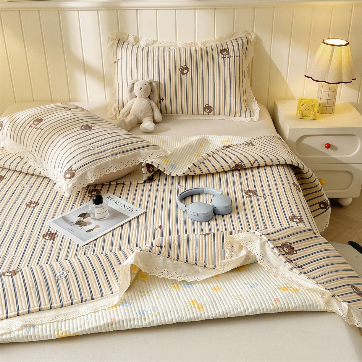 91家纺网 家纺一手货源 找家纺 雯豆家纺 2026春夏新款A类凉感花边床盖夏被夏凉被空调被四件套 嗨皮熊