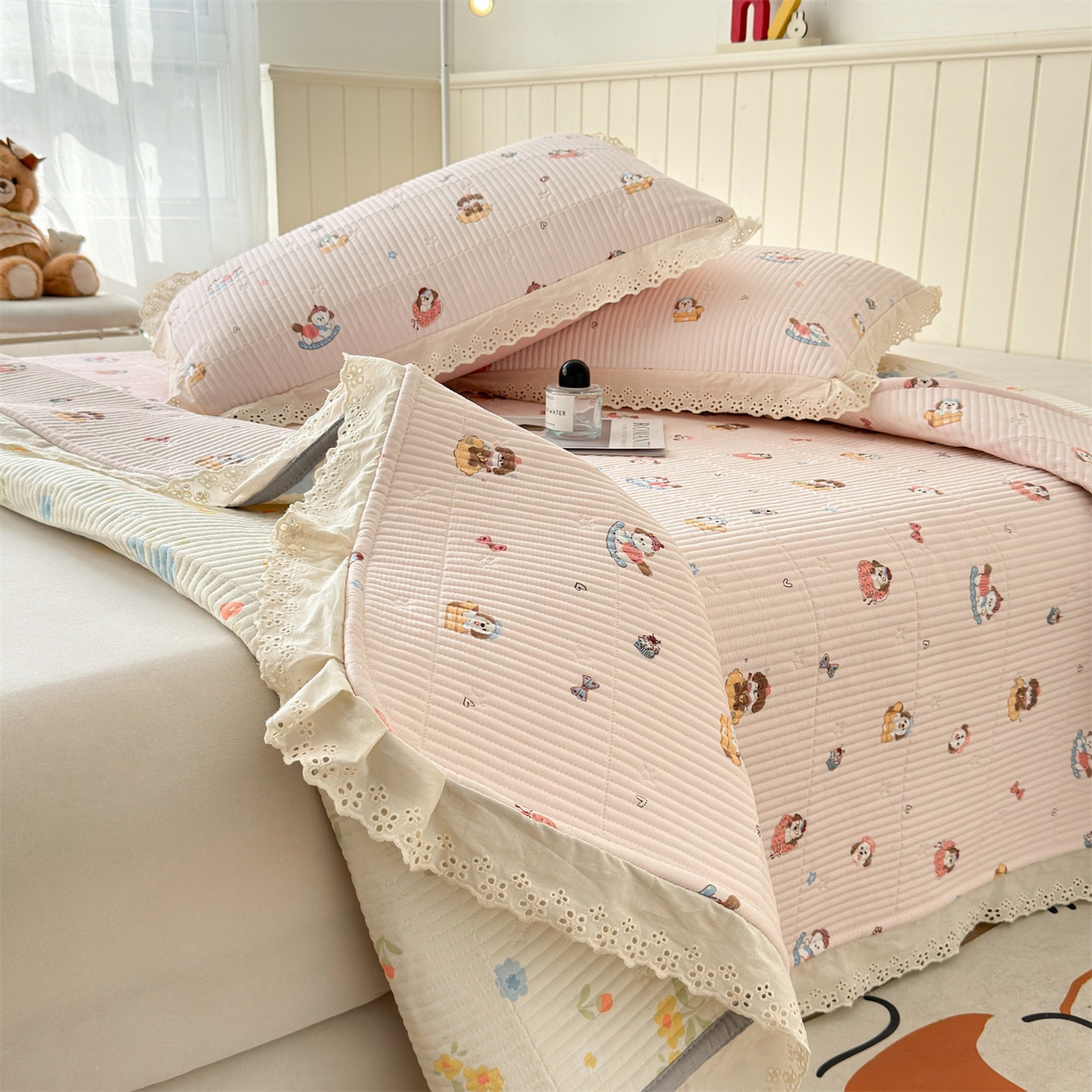 91家纺网 家纺一手货源 找家纺 雯豆家纺 2026春夏新款A类凉感花边床盖夏被夏凉被空调被四件套 修勾木马（粉）