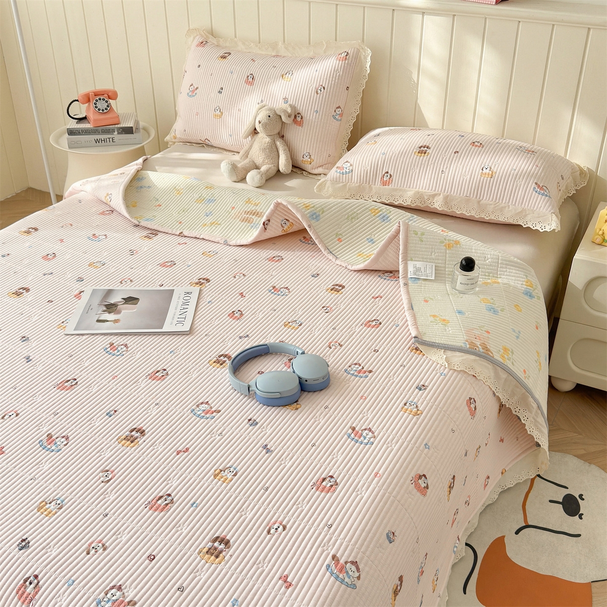 91家纺网 家纺一手货源 找家纺 雯豆家纺 2026春夏新款A类凉感花边床盖夏被夏凉被空调被四件套 修勾木马（粉）