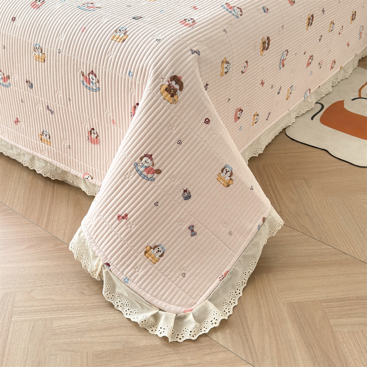 91家纺网 家纺一手货源 找家纺 雯豆家纺 2026春夏新款A类凉感花边床盖夏被夏凉被空调被四件套 修勾木马（粉）