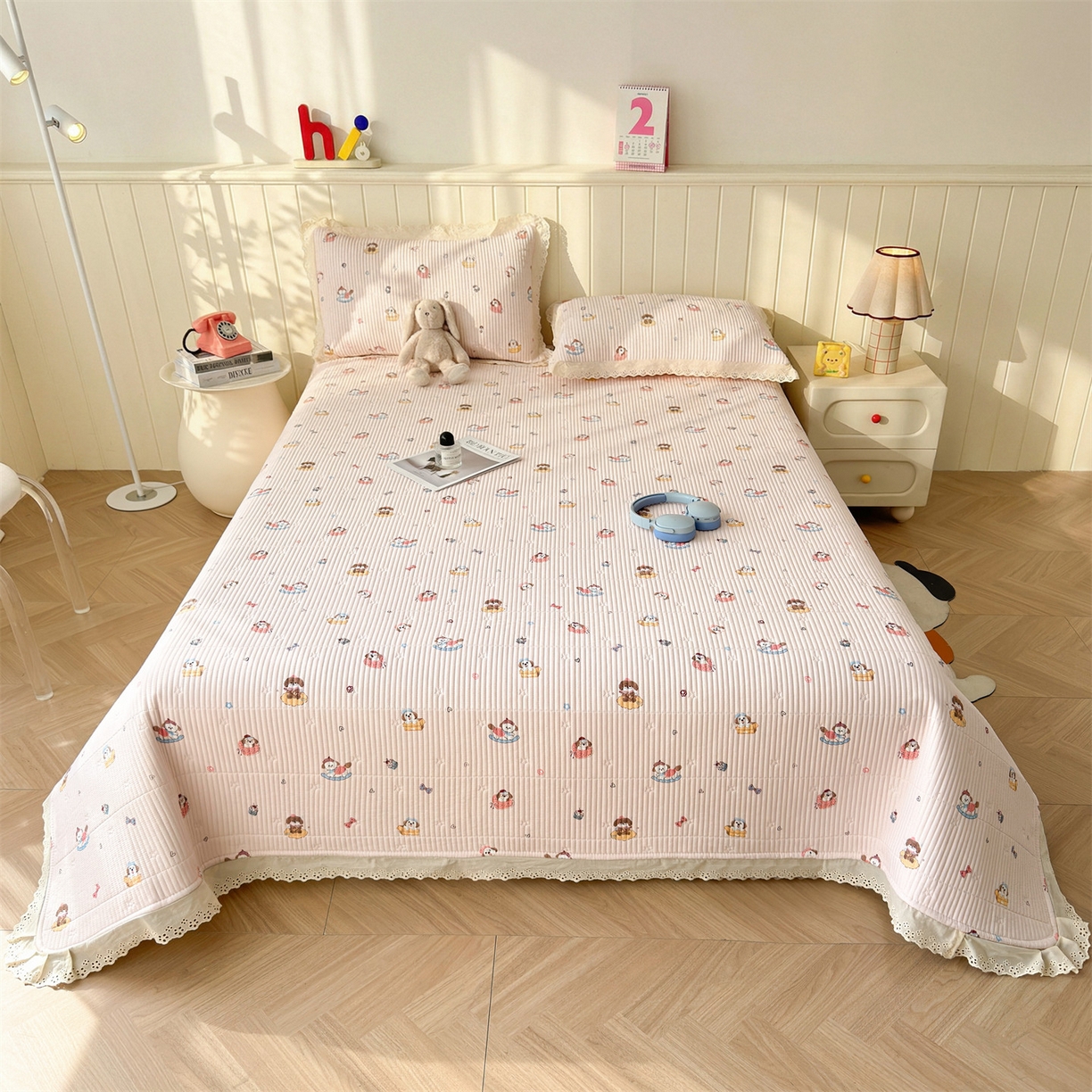 91家纺网 家纺一手货源 找家纺 雯豆家纺 2026春夏新款A类凉感花边床盖夏被夏凉被空调被四件套 修勾木马（粉）