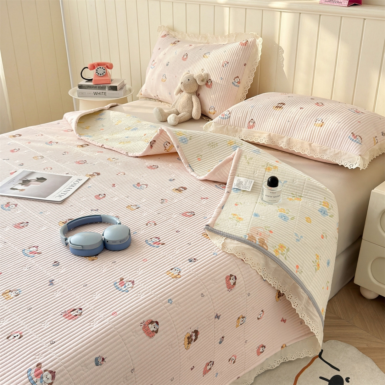 91家纺网 家纺一手货源 找家纺 雯豆家纺 2026春夏新款A类凉感花边床盖夏被夏凉被空调被四件套 修勾木马（粉）