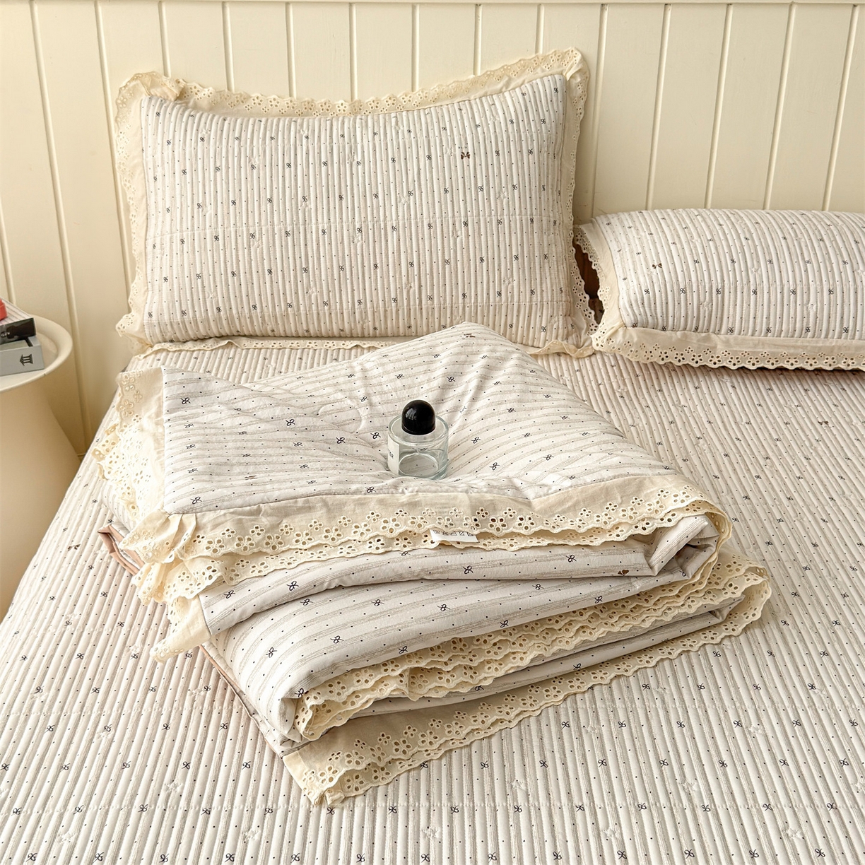 91家纺网 家纺一手货源 找家纺 雯豆家纺 2026春夏新款A类凉感花边床盖夏被夏凉被空调被四件套 蝶甜小筑