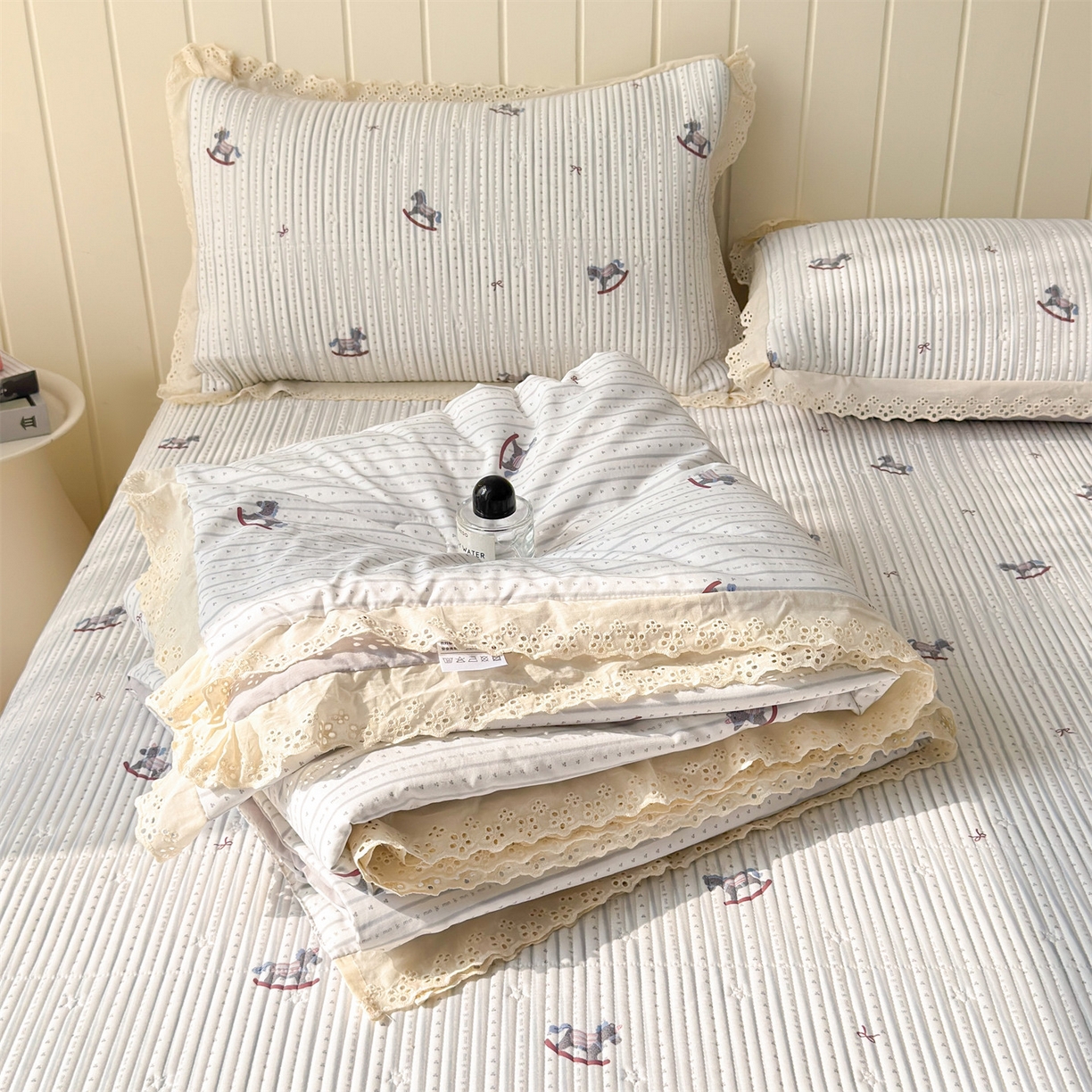 91家纺网 家纺一手货源 找家纺 雯豆家纺 2026春夏新款A类凉感花边床盖夏被夏凉被空调被四件套 木马王子