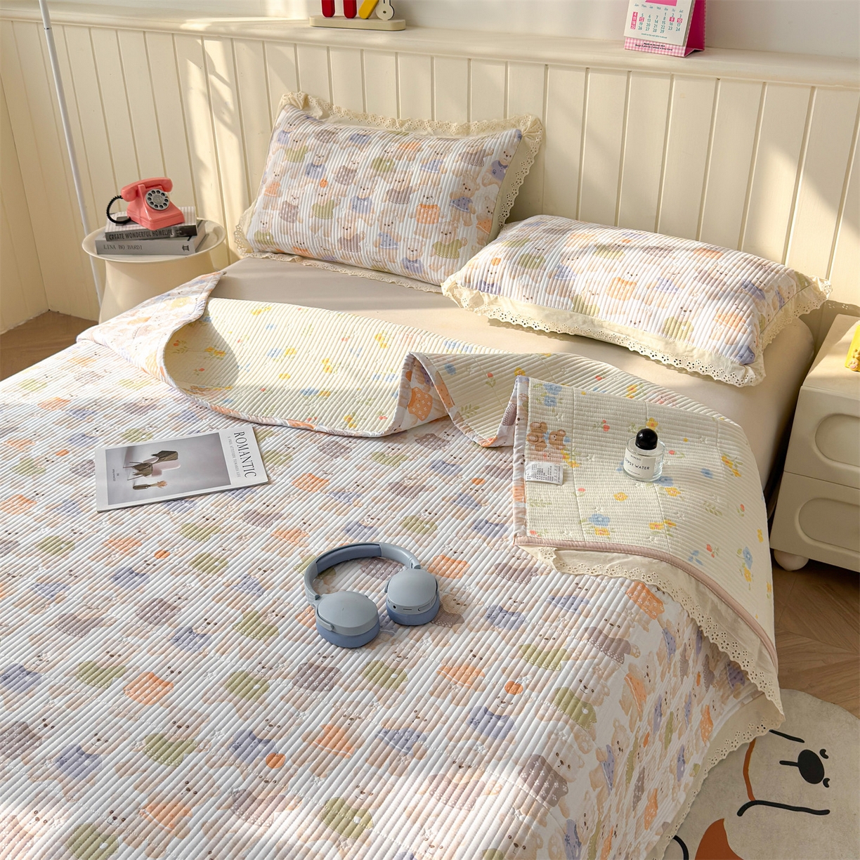 91家纺网 家纺一手货源 找家纺 雯豆家纺 2026春夏新款A类凉感花边床盖夏被夏凉被空调被四件套 彩色小熊