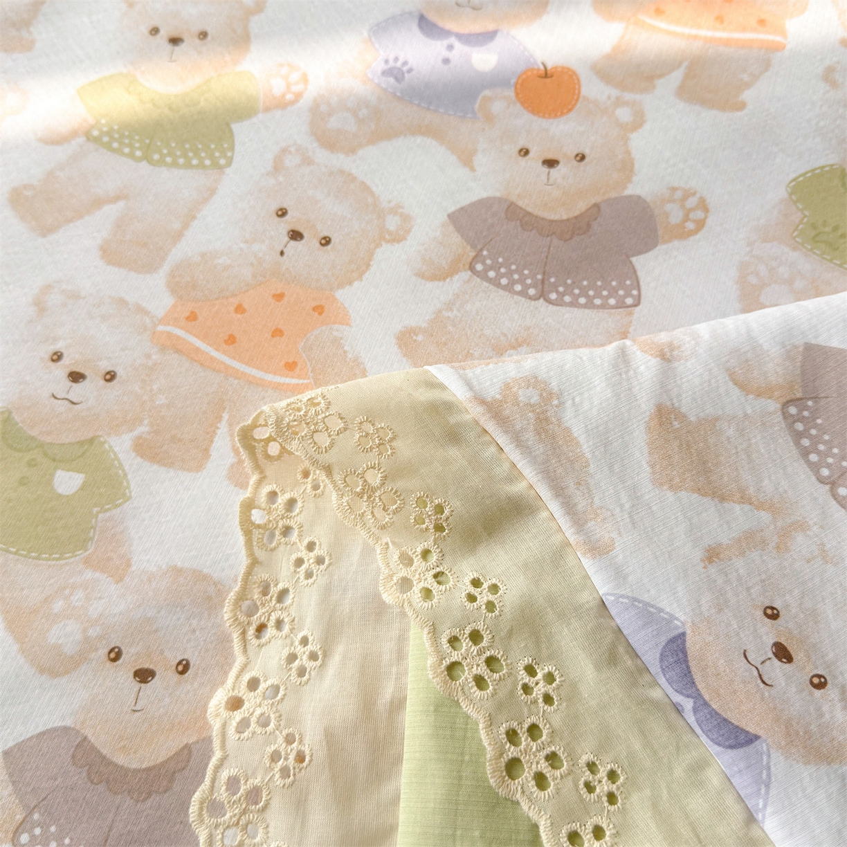 91家纺网 家纺一手货源 找家纺 雯豆家纺 2026春夏新款A类凉感花边床盖夏被夏凉被空调被四件套 彩色小熊