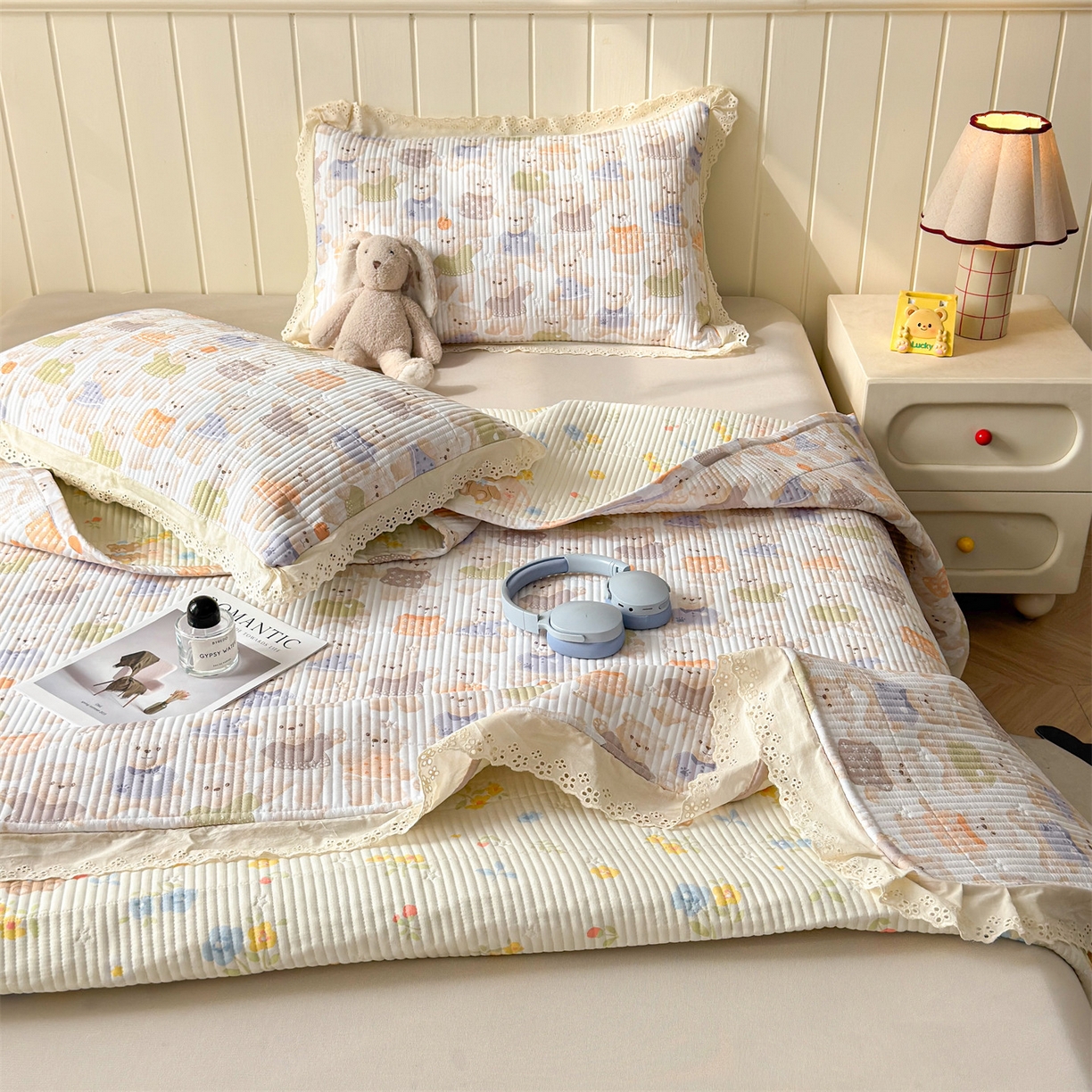 91家纺网 家纺一手货源 找家纺 雯豆家纺 2026春夏新款A类凉感花边床盖夏被夏凉被空调被四件套 彩色小熊