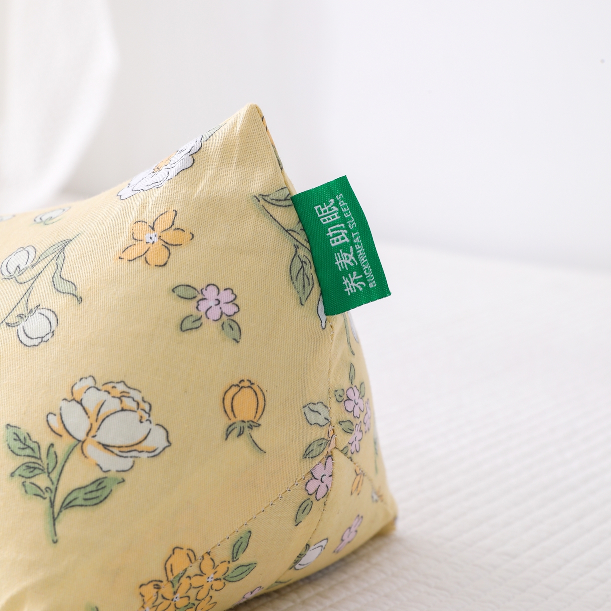 91家纺网 家纺一手货源 找家纺 （总）芯洲 2026新款田园小清新骨头劲椎三角荞麦枕-浪漫花园