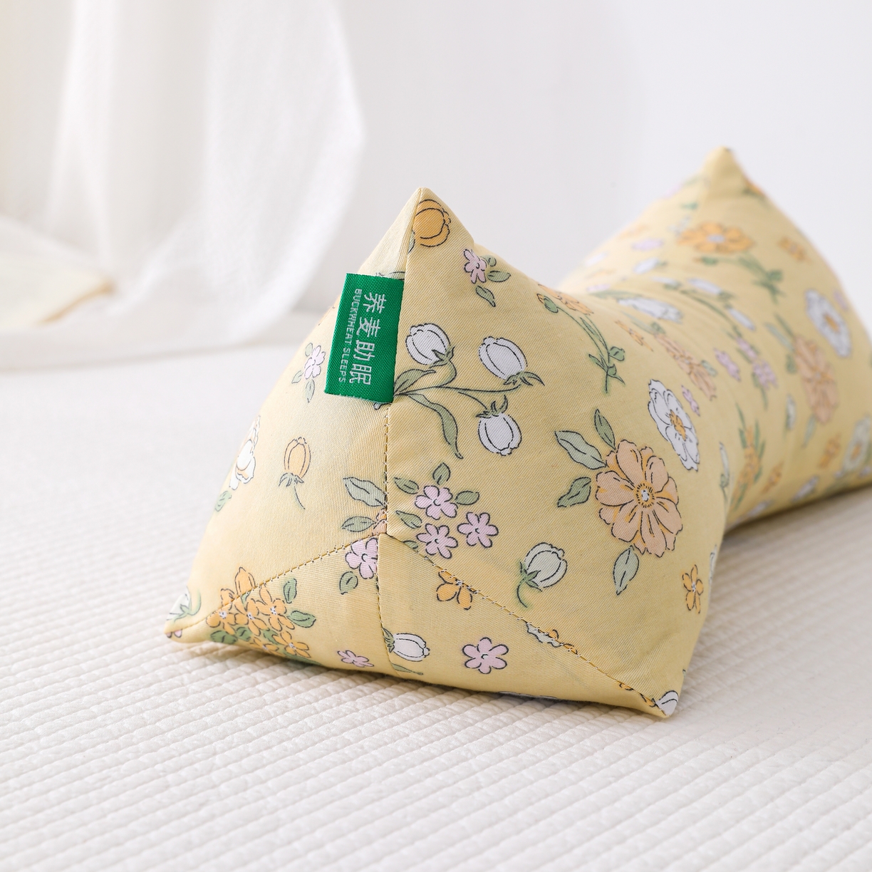 91家纺网 家纺一手货源 找家纺 （总）芯洲 2026新款田园小清新骨头劲椎三角荞麦枕-浪漫花园