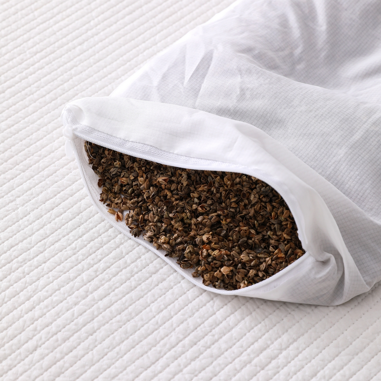 91家纺网 家纺一手货源 找家纺 （总）芯洲 2026新款田园小清新骨头劲椎三角荞麦枕-浪漫花园