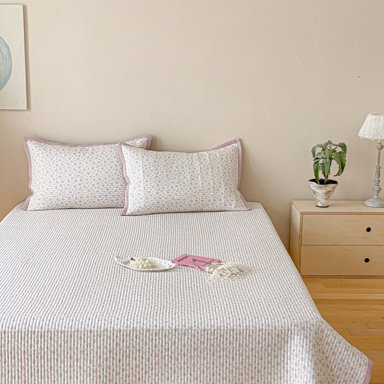 91家纺网 家纺一手货源 找家纺 黛舒家居 2026年春夏款纱洗莫代尔夹棉单床单床单单件床单三件套 粉黛花笺