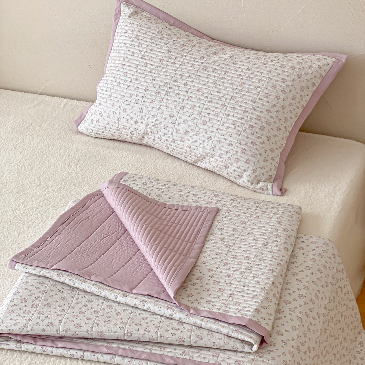 91家纺网 家纺一手货源 找家纺 黛舒家居 2026年春夏款纱洗莫代尔夹棉单床单床单单件床单三件套 粉黛花笺