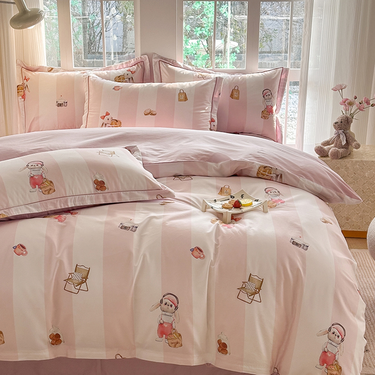 91家纺网 家纺一手货源 找家纺 眷恋家纺 2026新款全棉春夏铂金棉13376数码印花四件套 音乐兔-粉