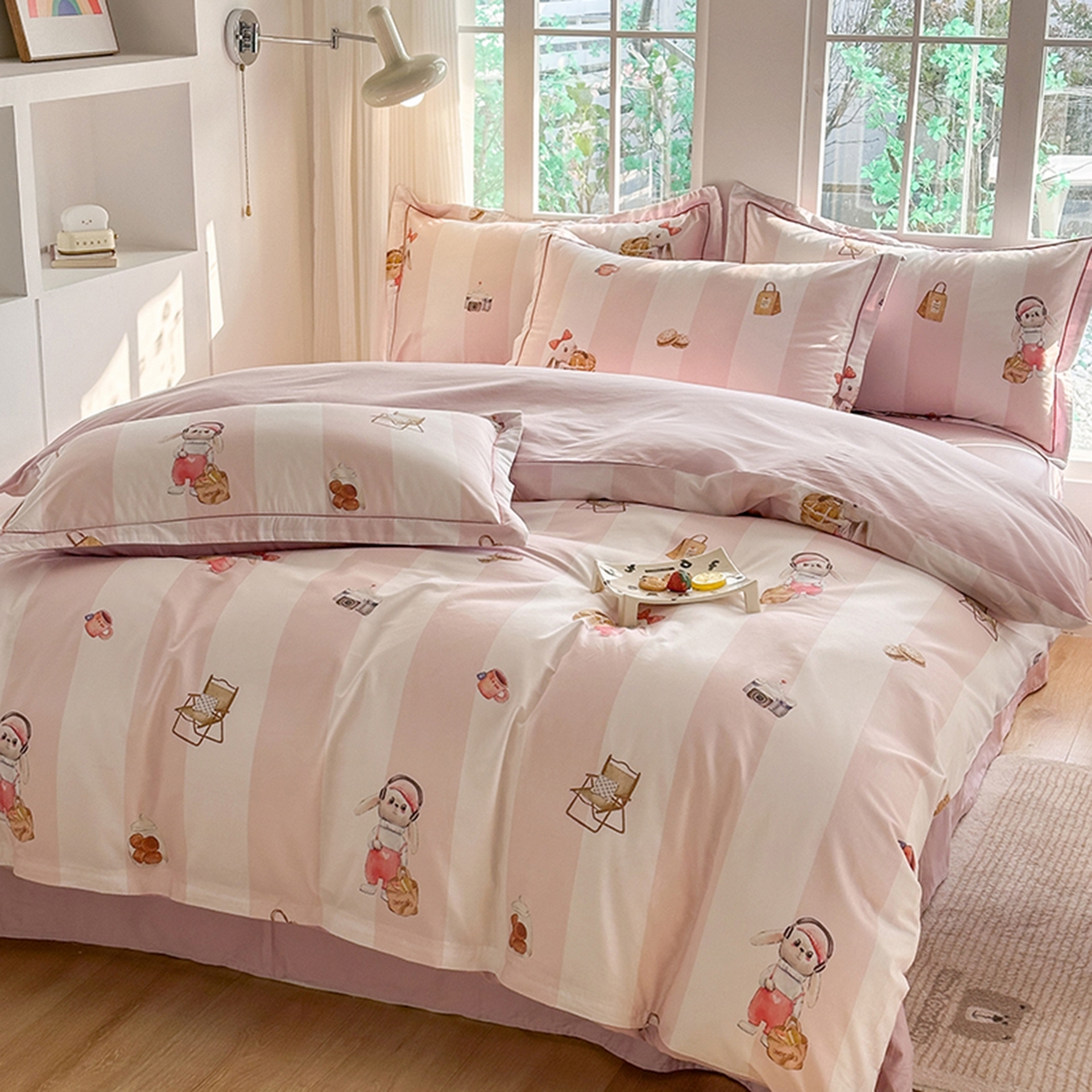 91家纺网 家纺一手货源 找家纺 眷恋家纺 2026新款全棉春夏铂金棉13376数码印花四件套 音乐兔-粉