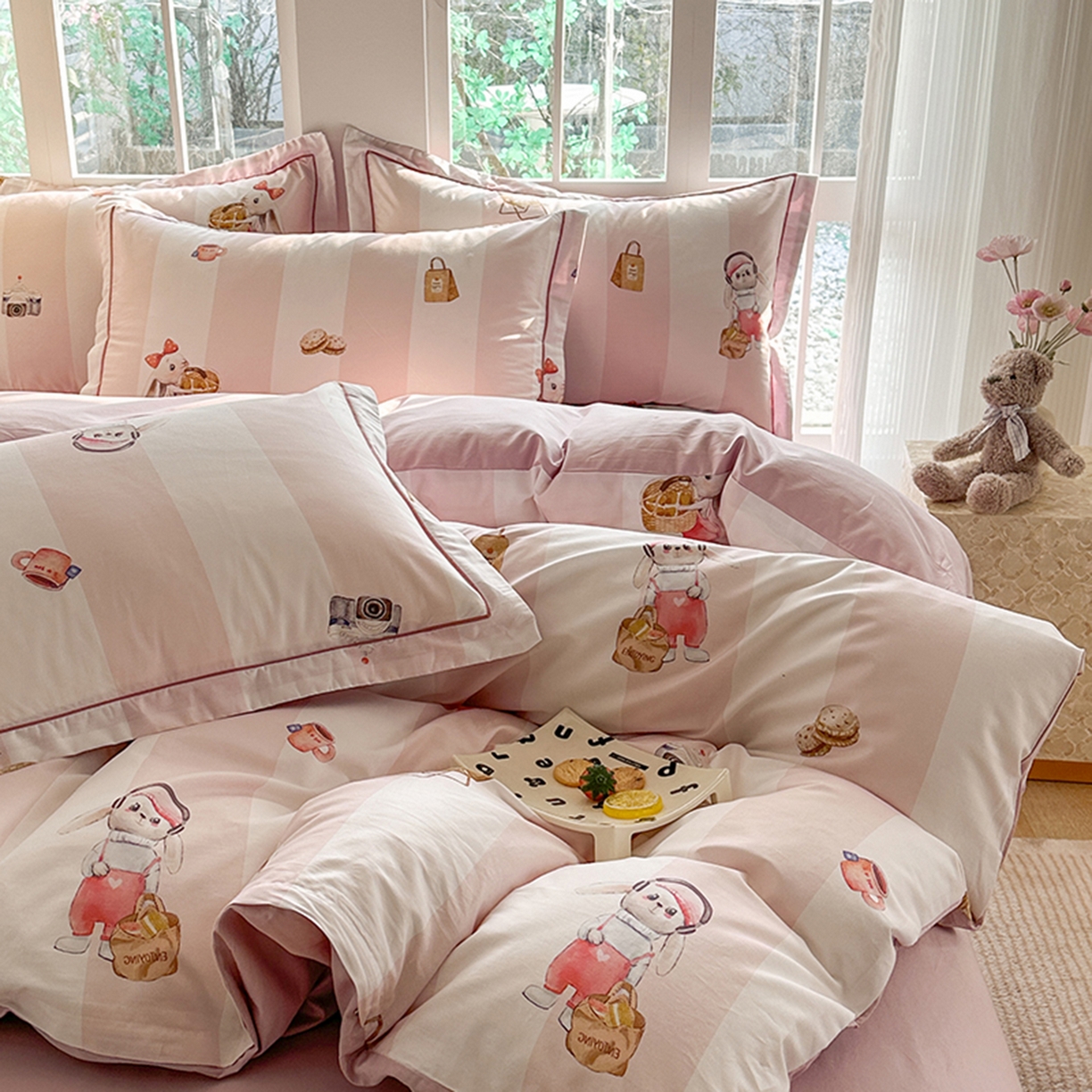 91家纺网 家纺一手货源 找家纺 眷恋家纺 2026新款全棉春夏铂金棉13376数码印花四件套 音乐兔-粉