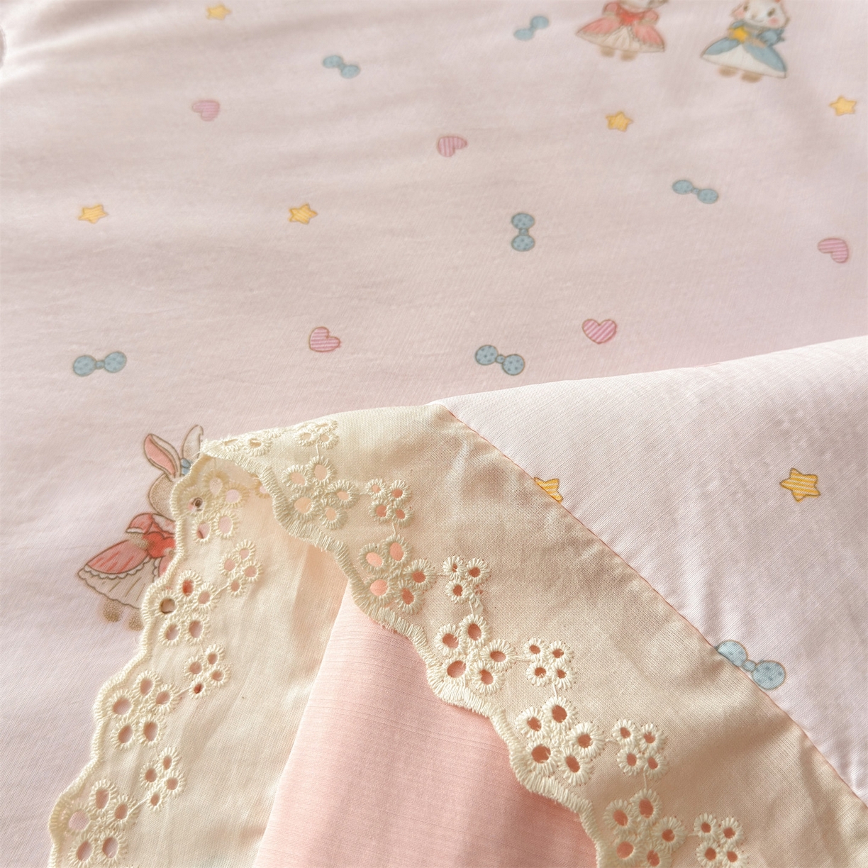 91家纺网 家纺一手货源 找家纺 雯豆家纺 2026春夏新款A类凉感花边床盖三件套 花边床盖-兔子公主